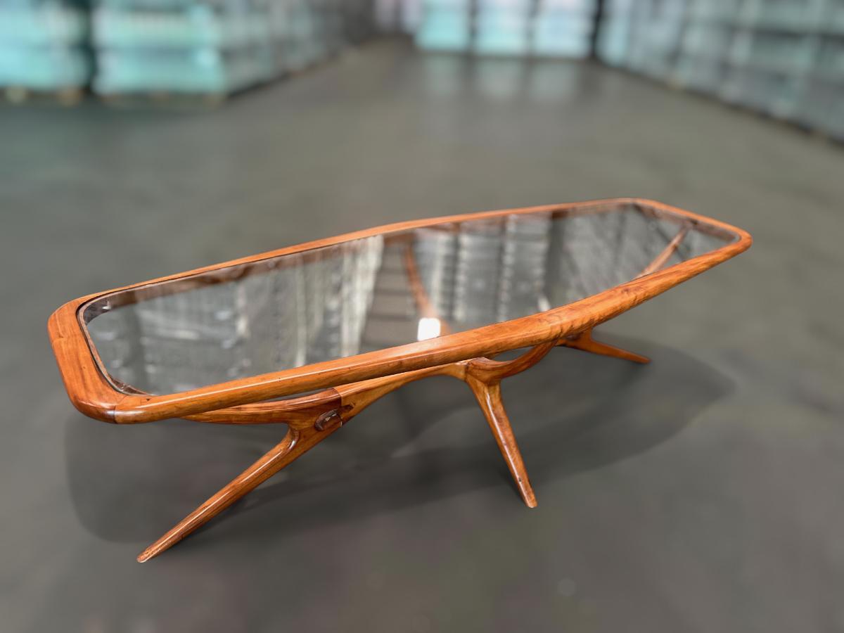 Disponible aujourd'hui, cette table basse moderne du milieu du siècle conçue par Giuseppe Scapinelli au Brésil dans les années 50 n'est rien de moins que spectaculaire !

Cette table basse est dotée d'un cadre en bois dur Caviuna, d'un plateau en