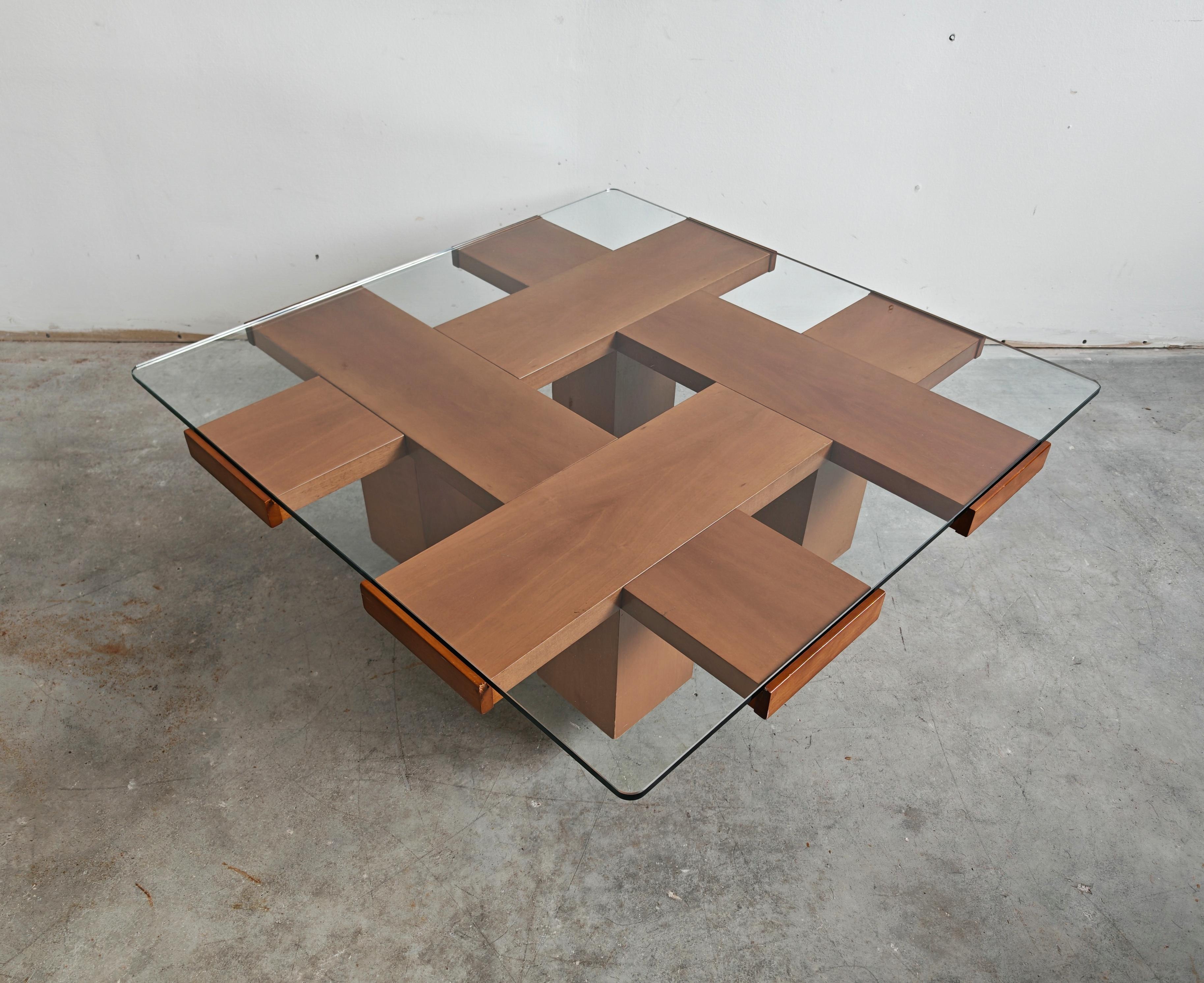 In this listing you will find a striking example of geometric and chic elegance of Mid Century Modern design, brought to life by the Italian master of design Marco Zanuso. The coffee or cocktail table is designed with the grid motif on top of which