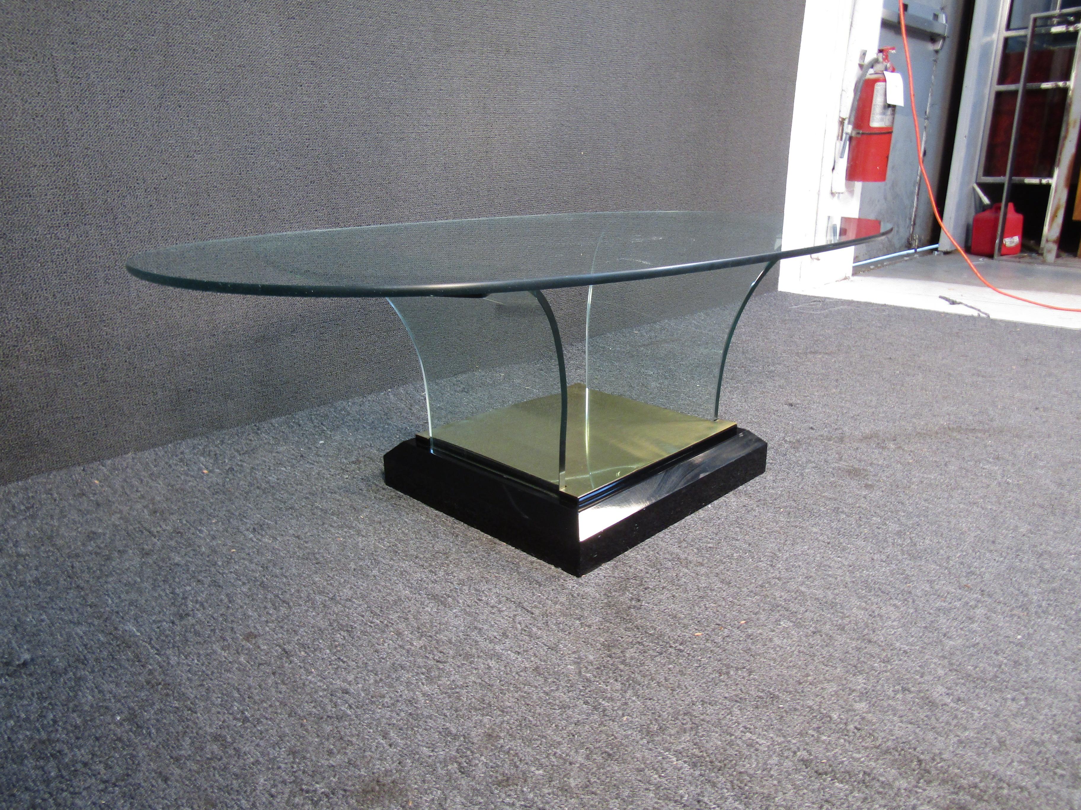 Mid-Century Modern Table basse moderne du milieu du siècle dernier en verre et laiton en vente