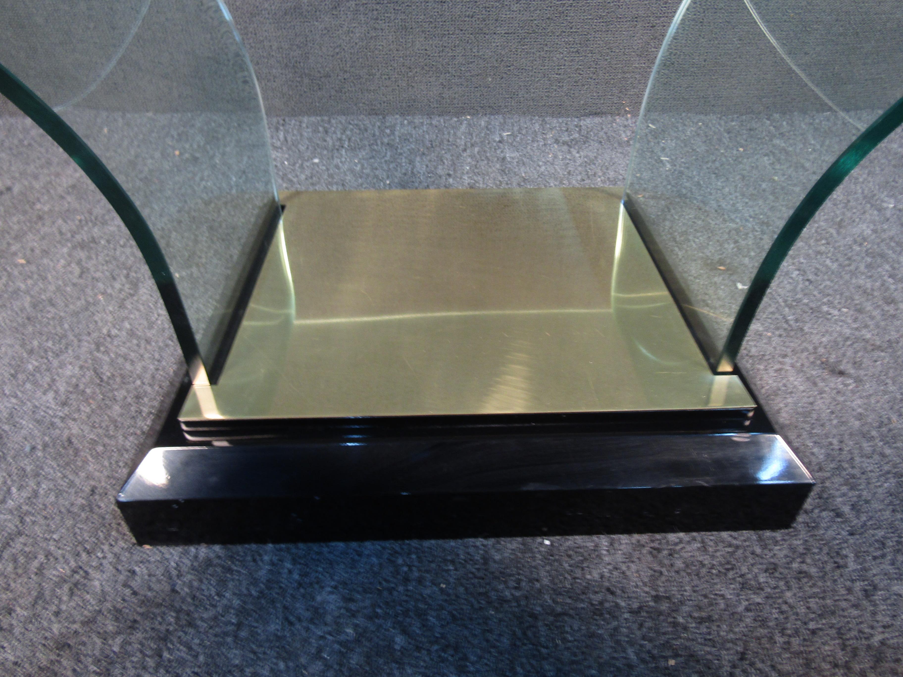 Table basse moderne du milieu du siècle dernier en verre et laiton Bon état - En vente à Brooklyn, NY
