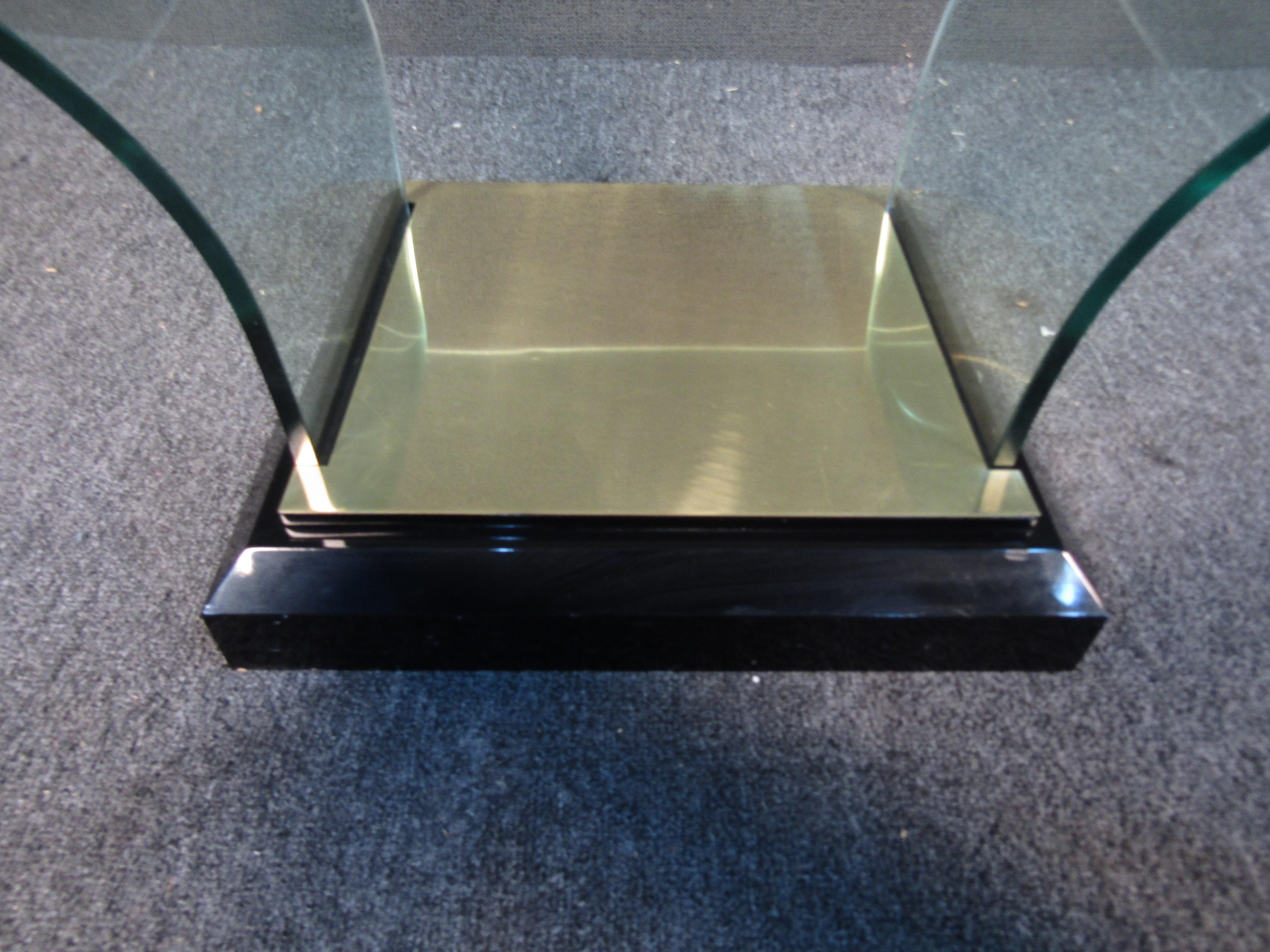20ième siècle Table basse moderne du milieu du siècle dernier en verre et laiton en vente