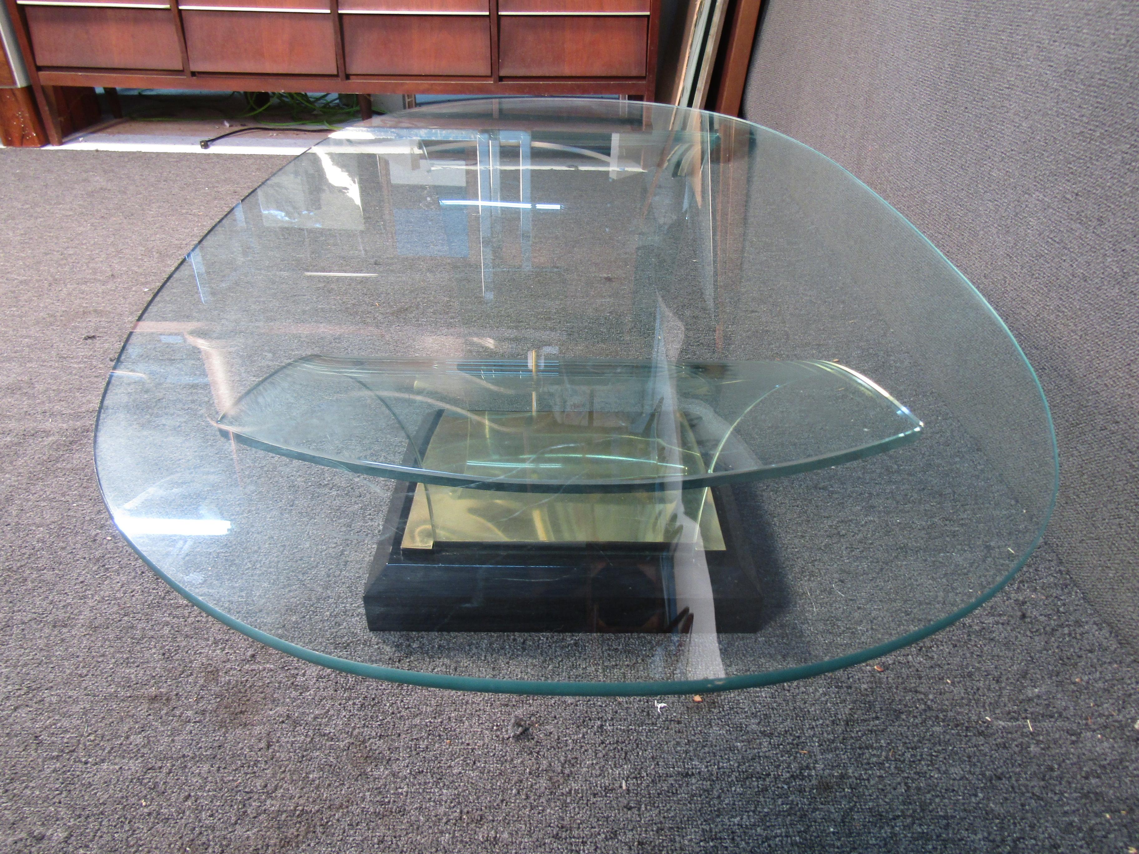 Laiton Table basse moderne du milieu du siècle dernier en verre et laiton en vente