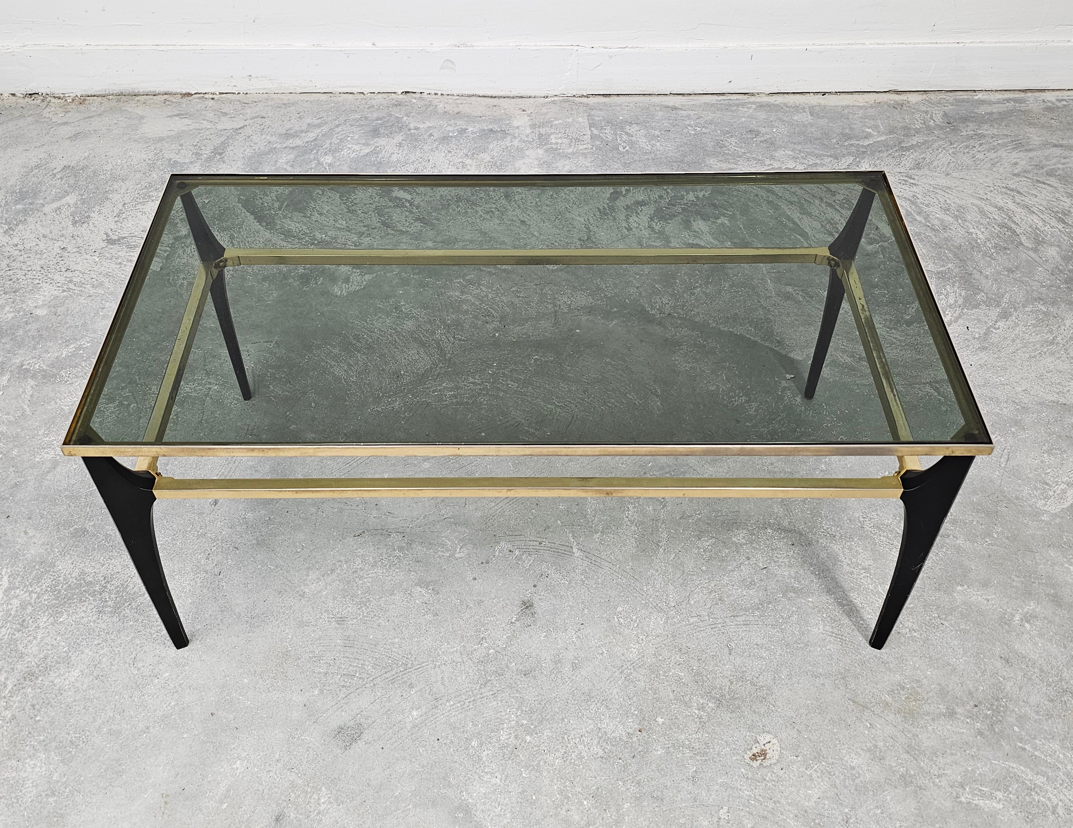 Mesa de centro moderna de mediados de siglo en acero chapado en oro y cristal ahumado en venta 3