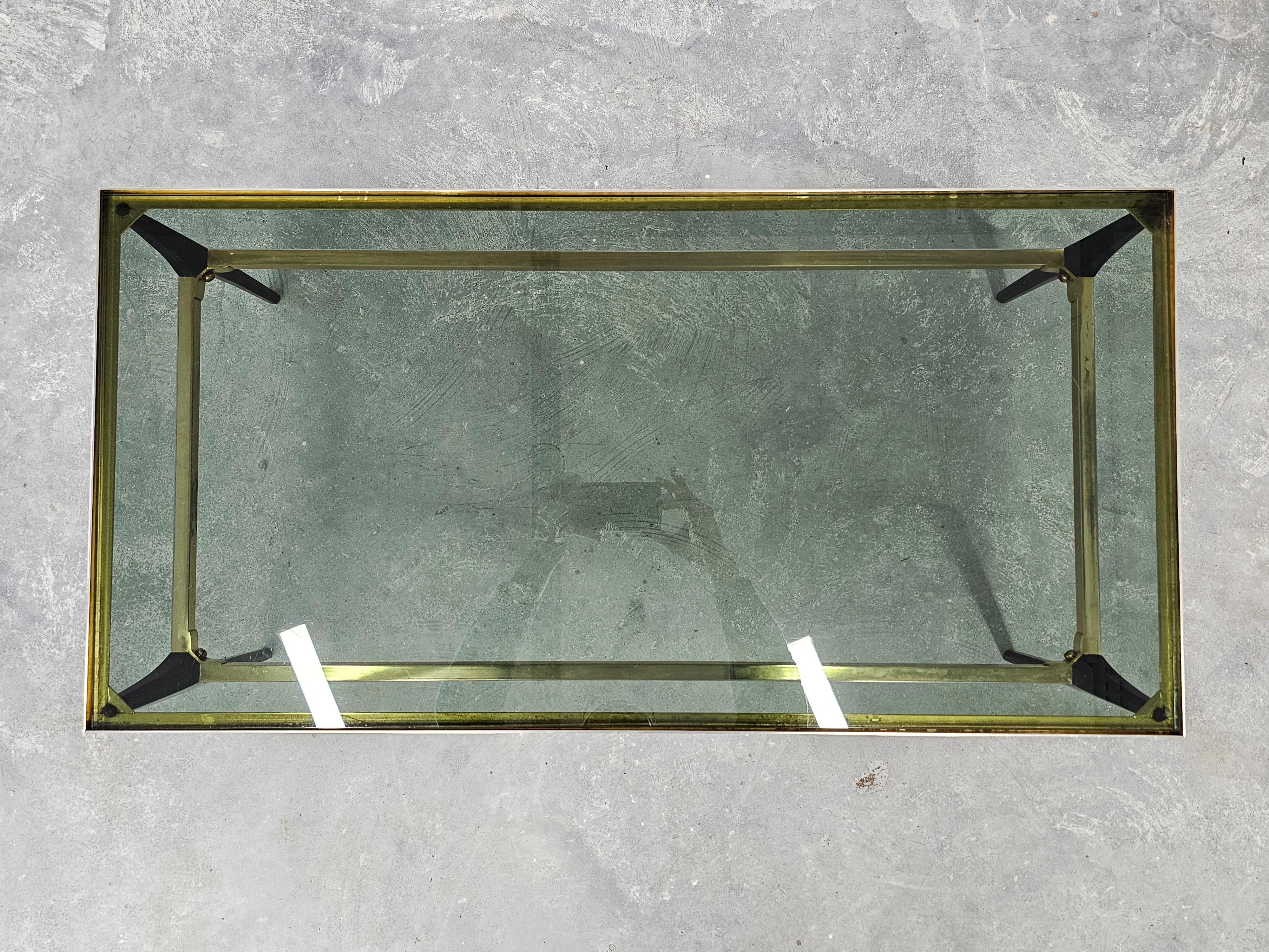 Mesa de centro moderna de mediados de siglo en acero chapado en oro y cristal ahumado en venta 4
