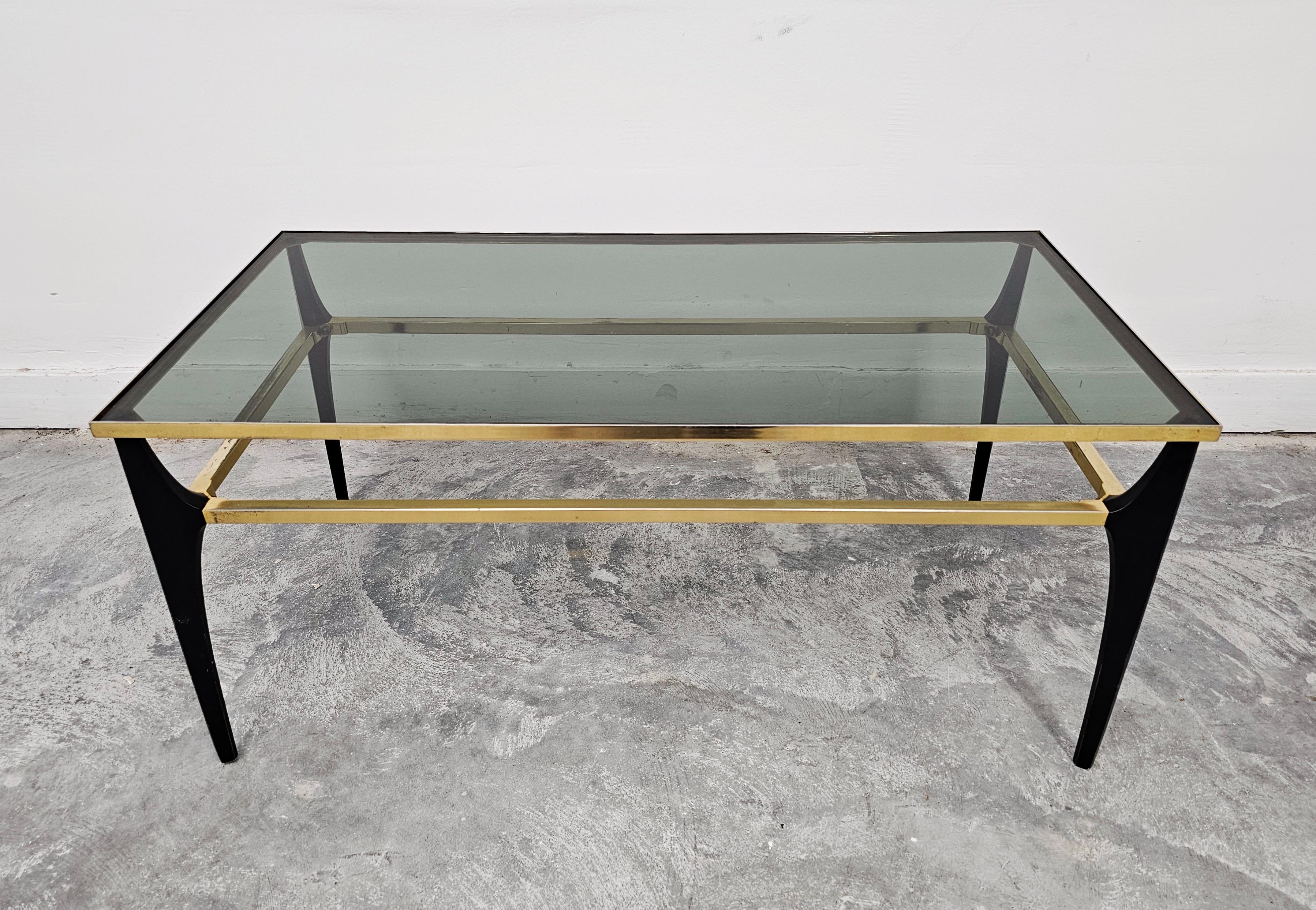 En este anuncio encontrarás una magnífica mesa de estilo Mid Century Modern realizada en metal chapado en oro, con el tablero de cristal ahumado. El diseño elegante y limpio de la mesa hará que destaque en cualquier espacio. Fabricado en Italia en