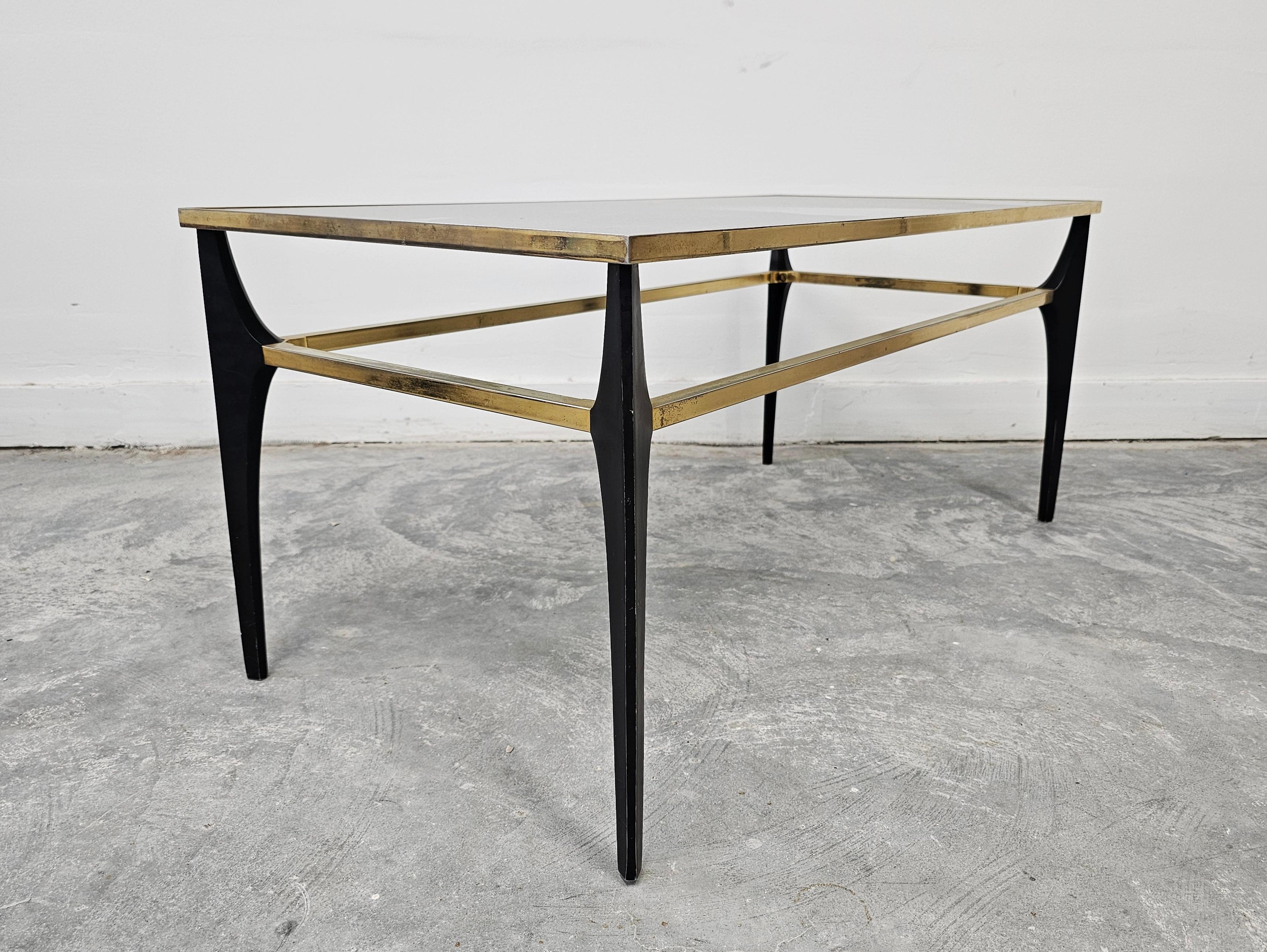 Mesa de centro moderna de mediados de siglo en acero chapado en oro y cristal ahumado Moderno de mediados de siglo en venta