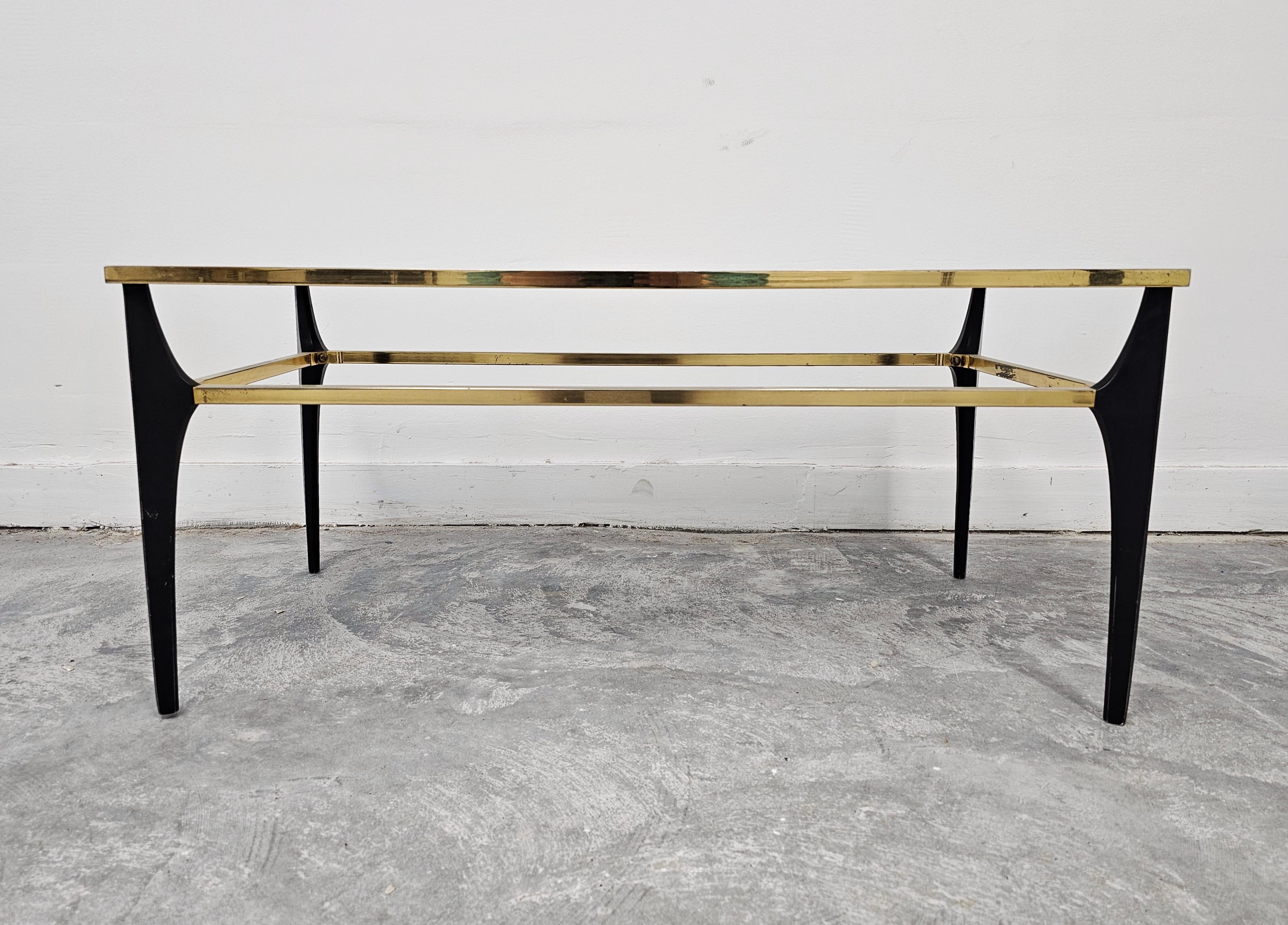 Mesa de centro moderna de mediados de siglo en acero chapado en oro y cristal ahumado Italiano en venta