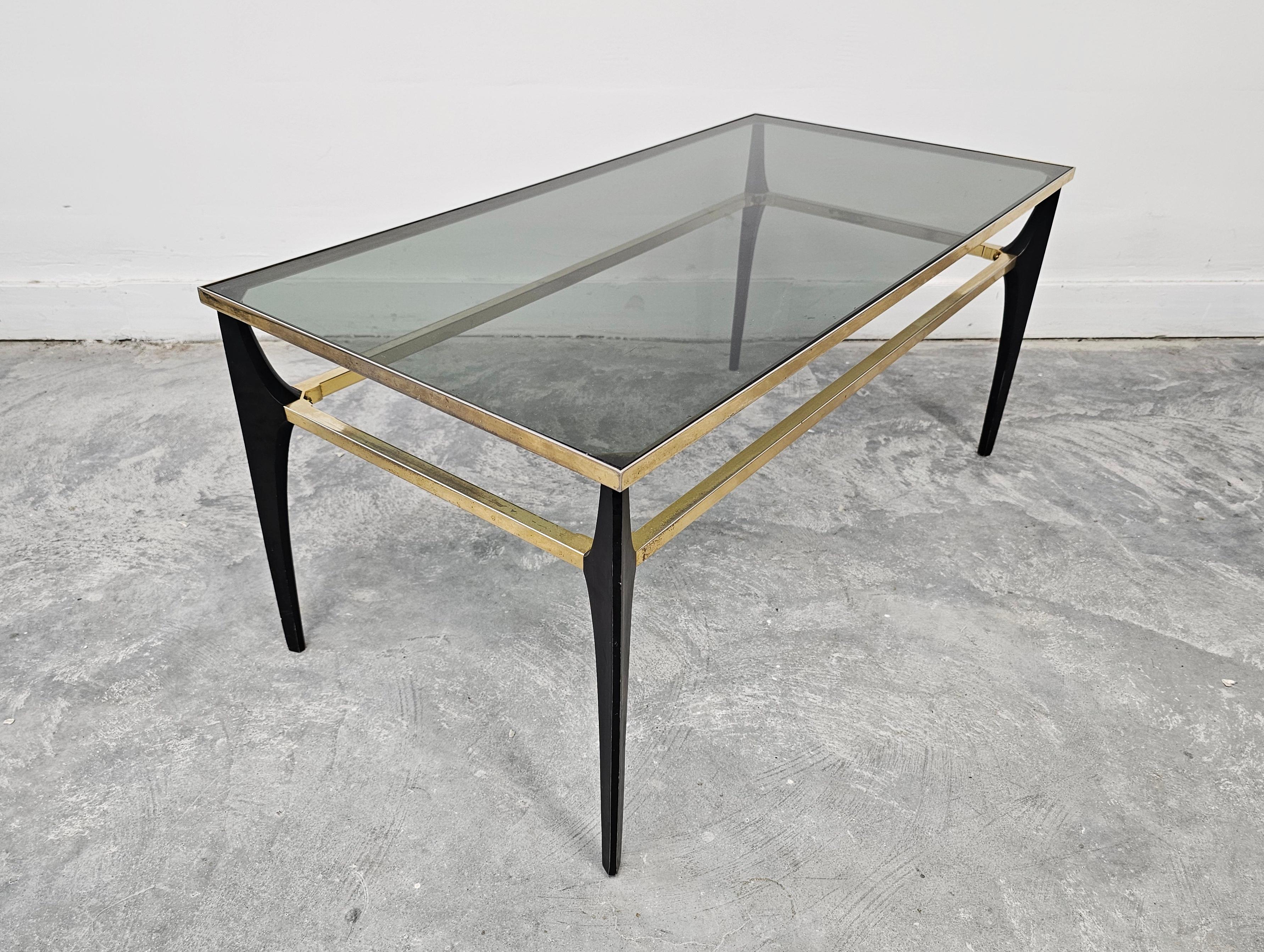 Mesa de centro moderna de mediados de siglo en acero chapado en oro y cristal ahumado en Bueno estado para la venta en Beograd, RS
