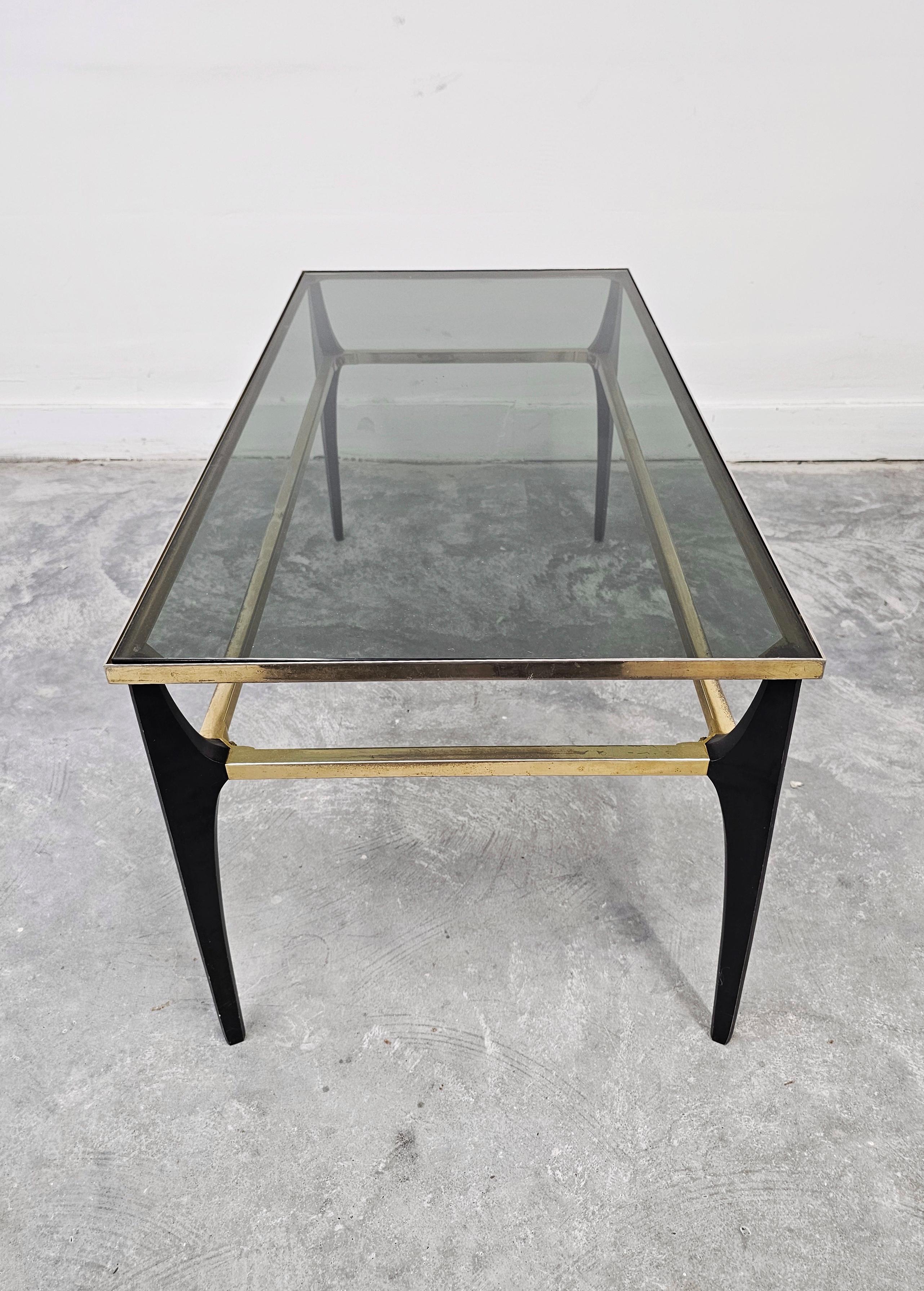Mesa de centro moderna de mediados de siglo en acero chapado en oro y cristal ahumado mediados del siglo XX en venta