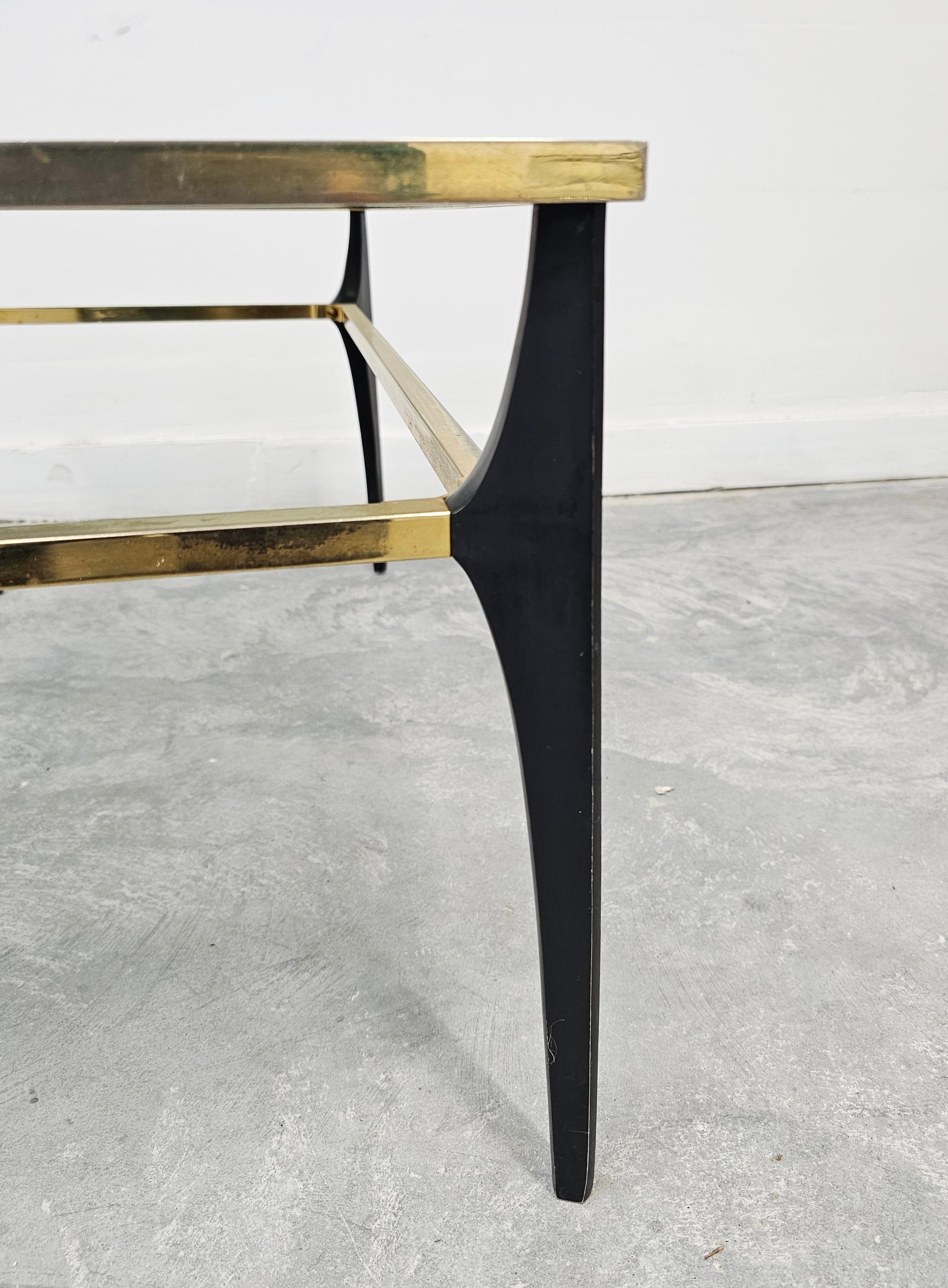 Mesa de centro moderna de mediados de siglo en acero chapado en oro y cristal ahumado Acero en venta