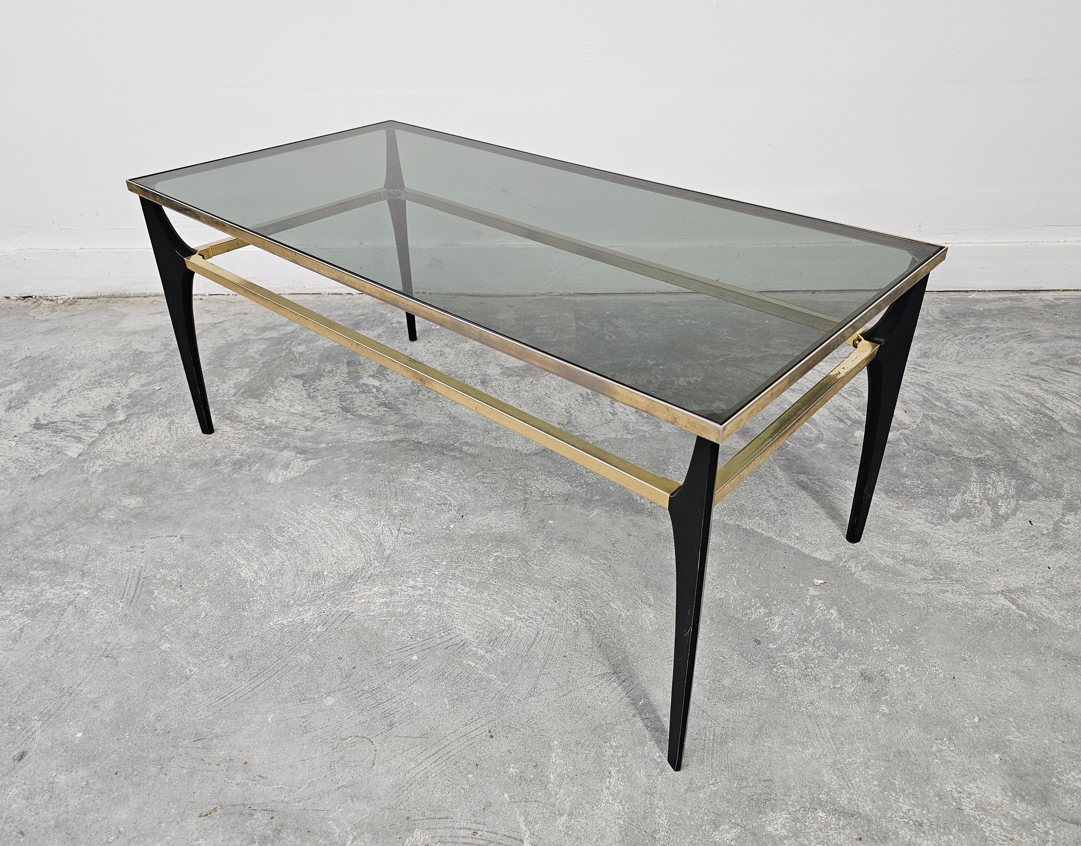 Mesa de centro moderna de mediados de siglo en acero chapado en oro y cristal ahumado en venta 2