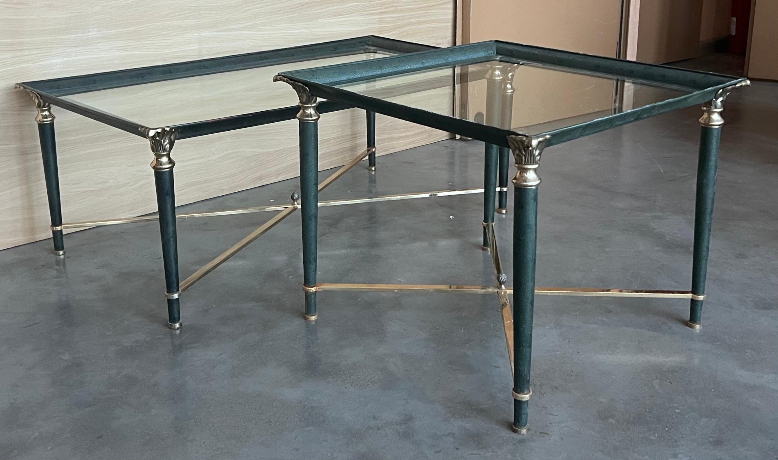 Table basse moderne du milieu du siècle dernier en fer vert avec détails en bronze et laiton en vente 3
