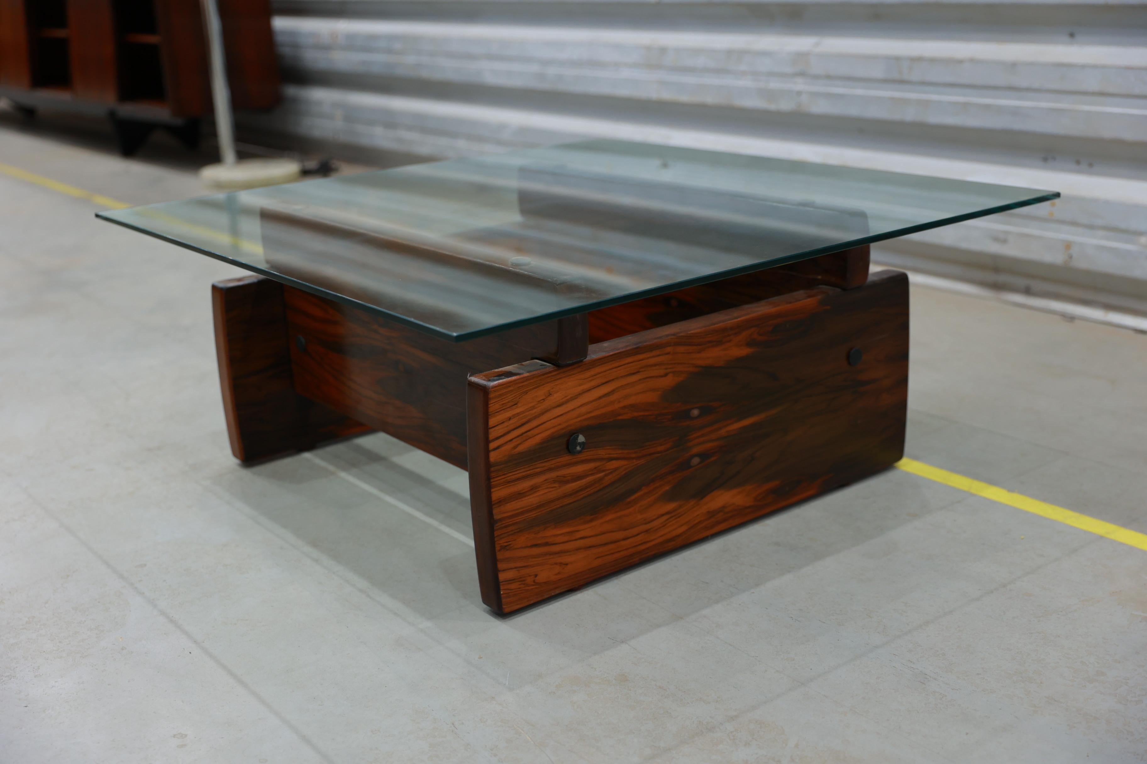 Table basse moderne du milieu du siècle en bois de feuillus et verre, Sergio Rodrigues, Brésil en vente 1