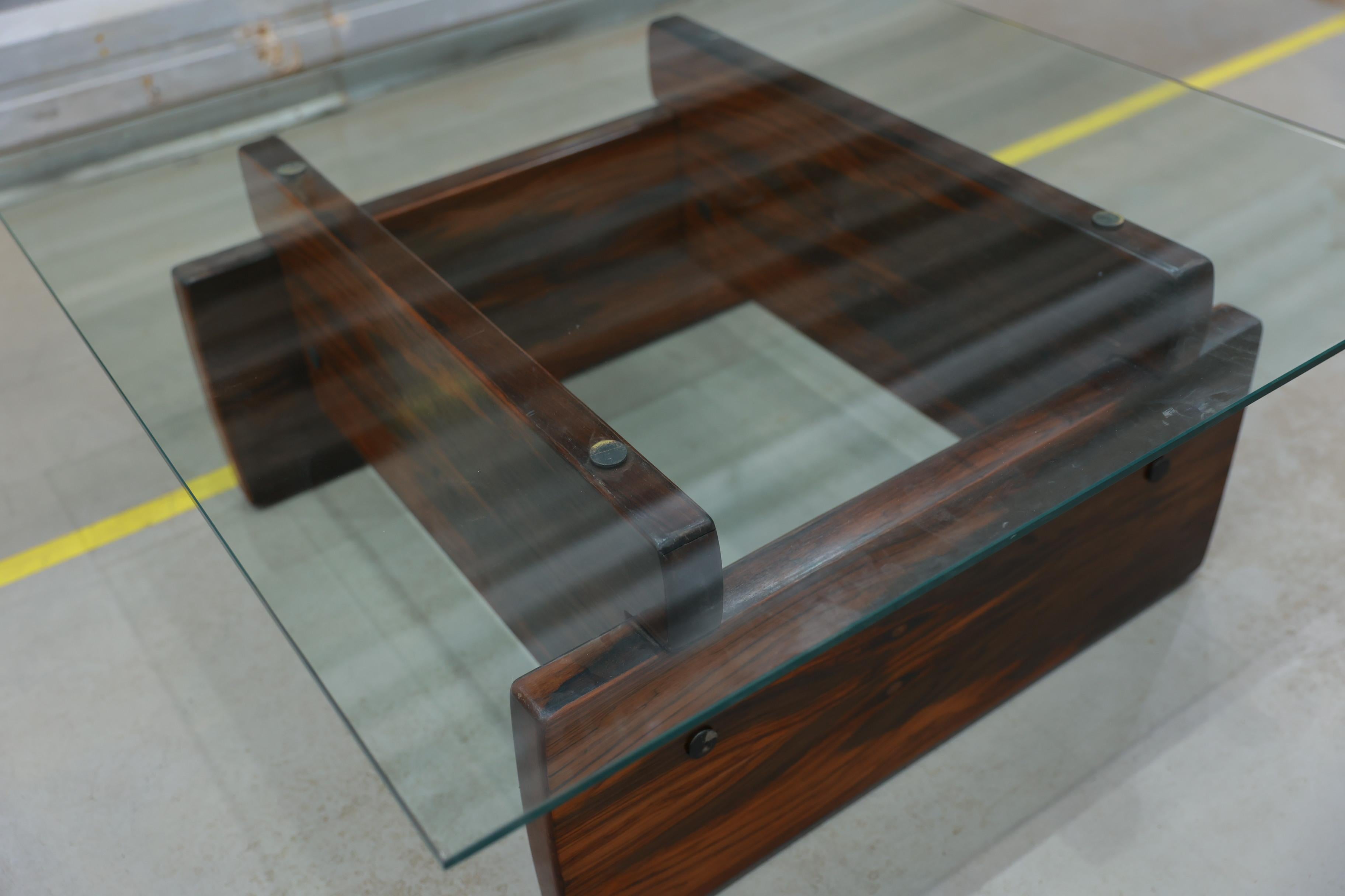 Mid-Century Modern Table basse moderne du milieu du siècle en bois de feuillus et verre, Sergio Rodrigues, Brésil en vente