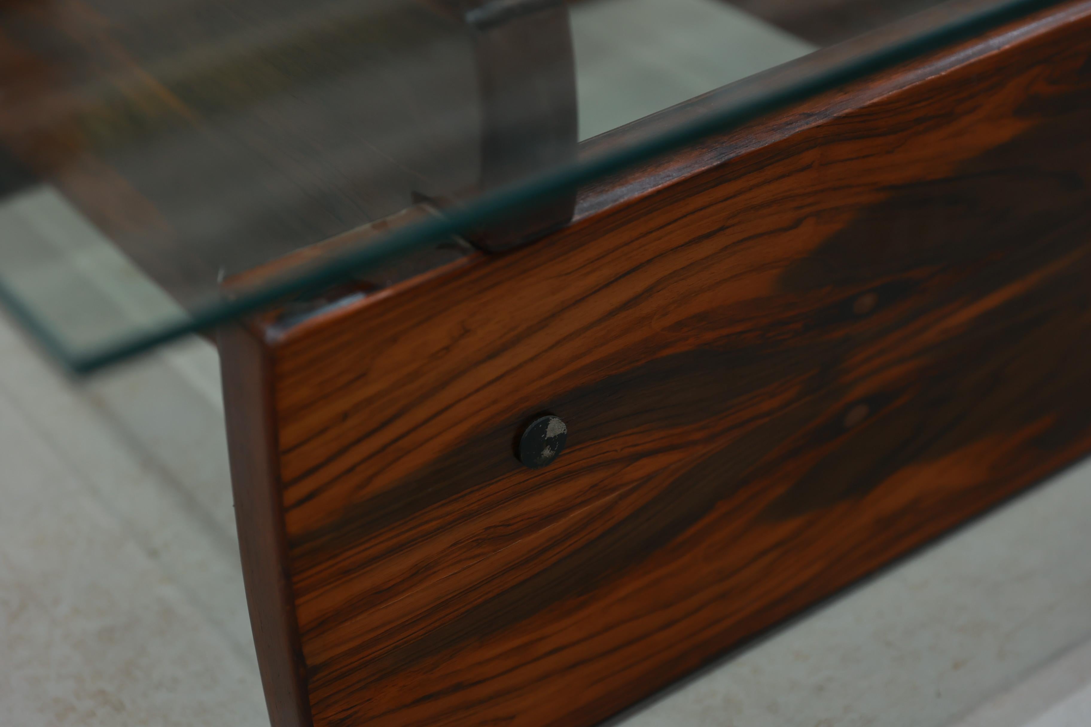 Hand-Crafted Mid-century Modern Coffee Table in Hardwood and Glass, Sergio Rodrigues, Brazil For Sale