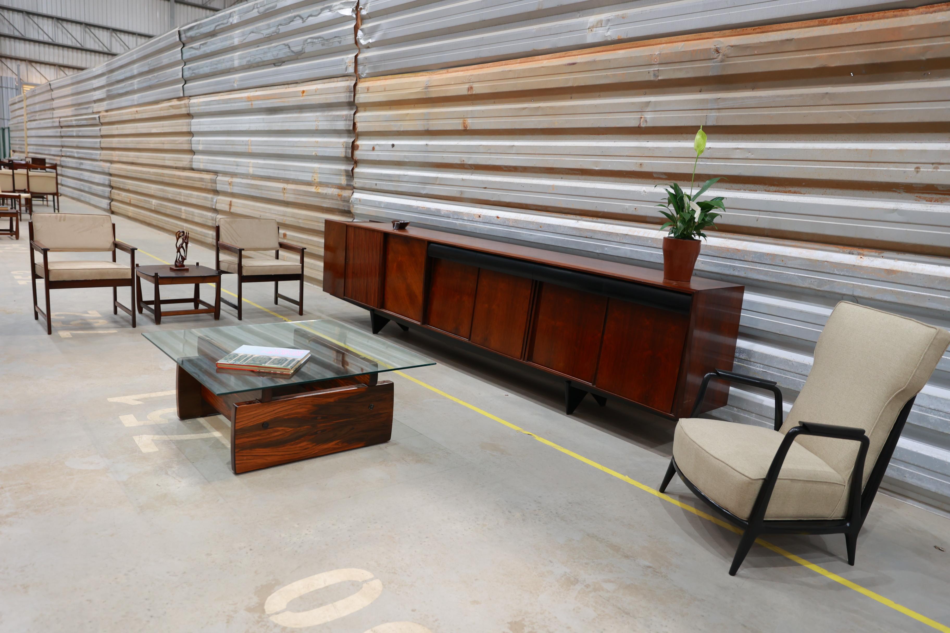 Table basse moderne du milieu du siècle en bois de feuillus et verre, Sergio Rodrigues, Brésil Bon état - En vente à New York, NY