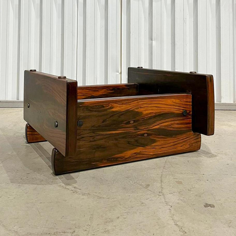 Bois de feuillus Table basse moderne du milieu du siècle en bois de feuillus et verre, Sergio Rodrigues, Brésil en vente