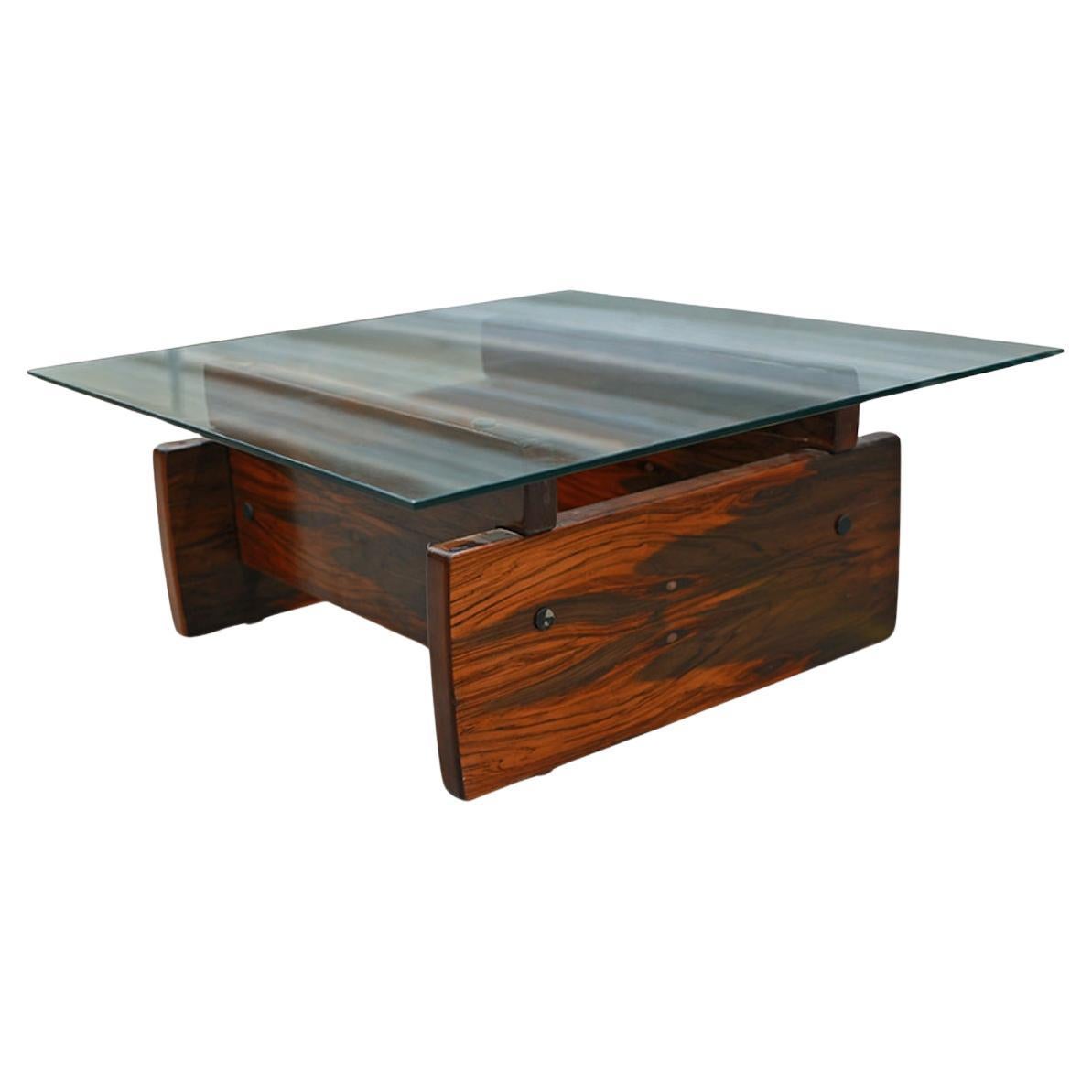 Table basse moderne du milieu du siècle en bois de feuillus et verre, Sergio Rodrigues, Brésil en vente