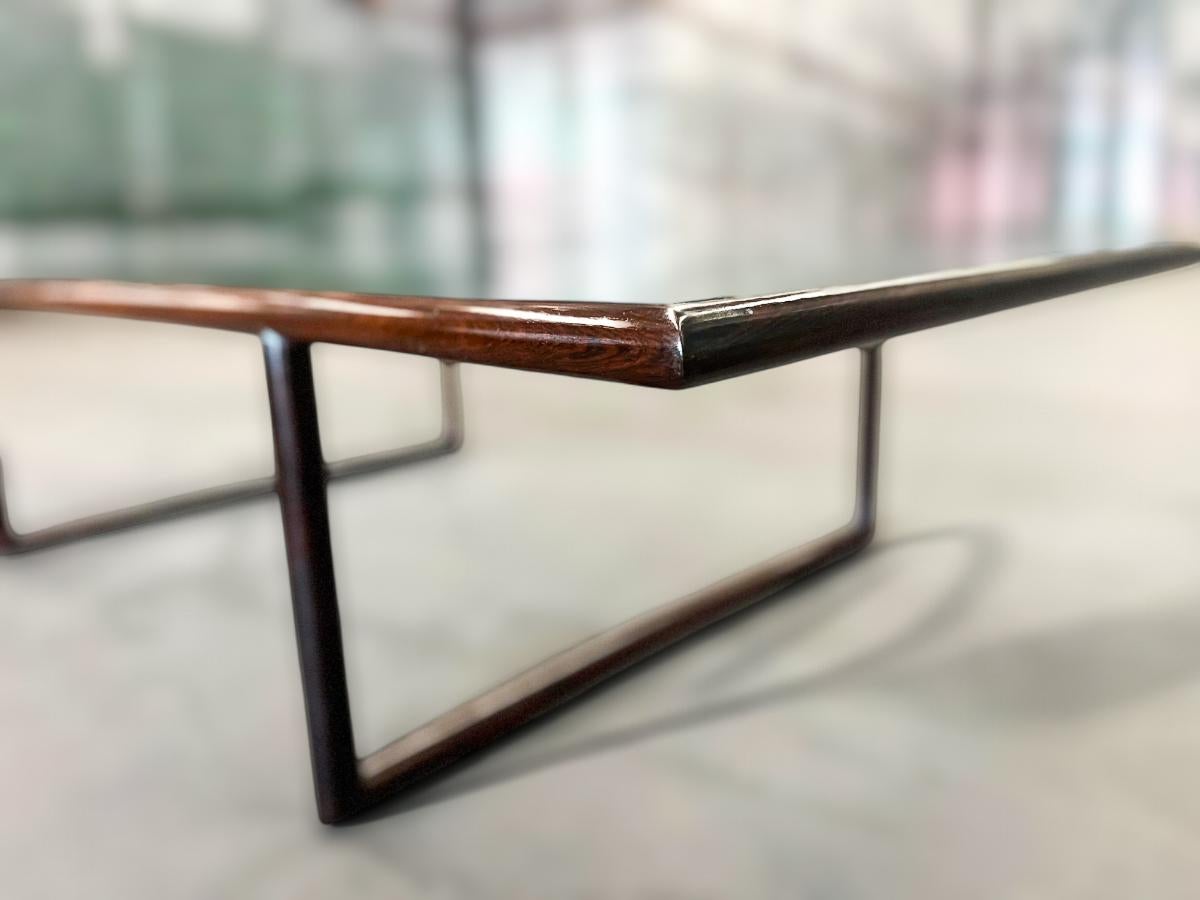 Table basse moderne du milieu du siècle en bois de feuillus et verre, Joaquim Tenreiro, vers les années 1960 en vente 7
