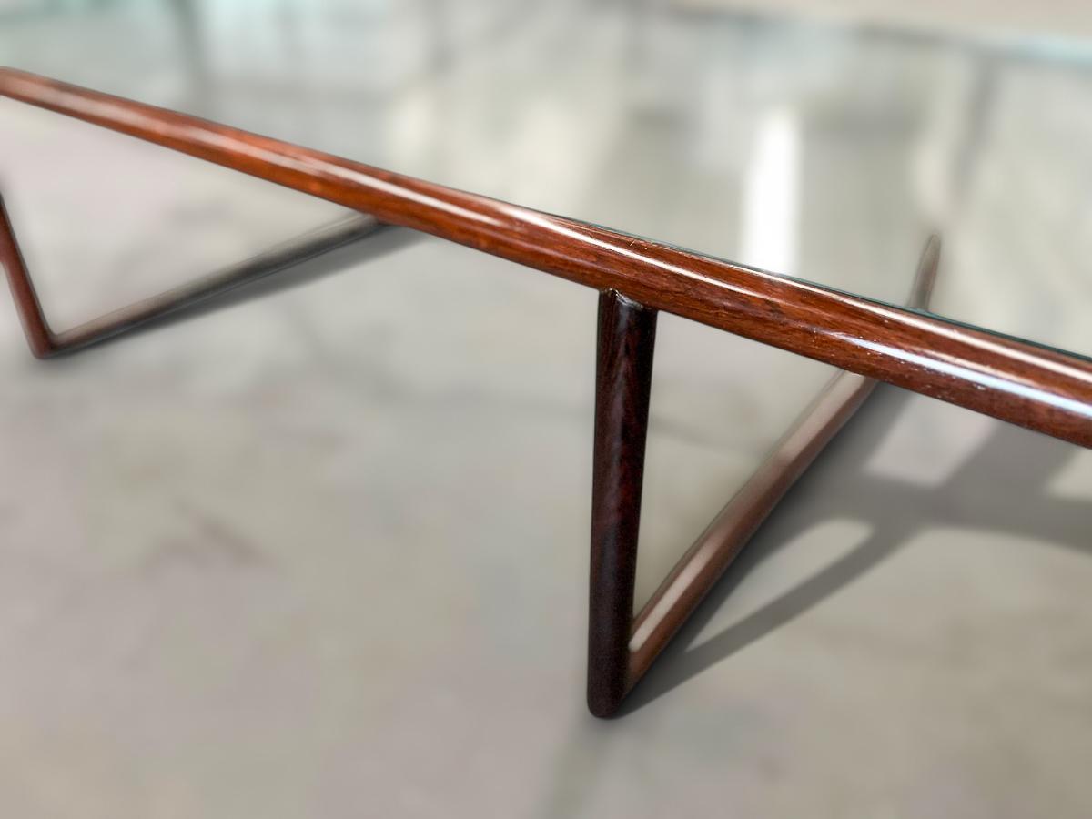 Table basse moderne du milieu du siècle en bois de feuillus et verre, Joaquim Tenreiro, vers les années 1960 en vente 8