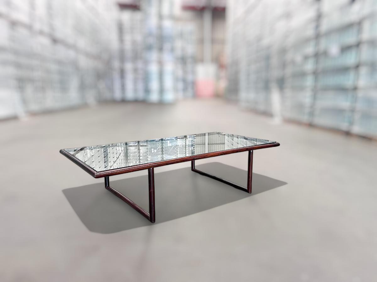 Mid-Century Modern Table basse moderne du milieu du siècle en bois de feuillus et verre, Joaquim Tenreiro, vers les années 1960 en vente