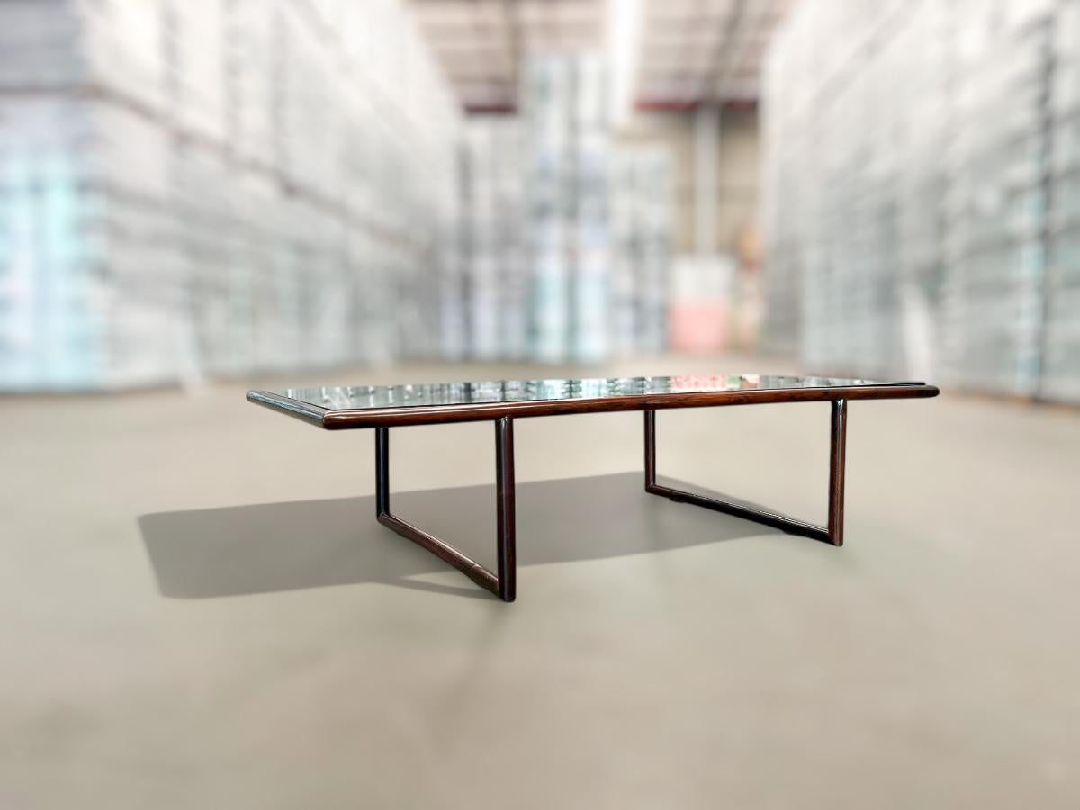 Brésilien Table basse moderne du milieu du siècle en bois de feuillus et verre, Joaquim Tenreiro, vers les années 1960 en vente