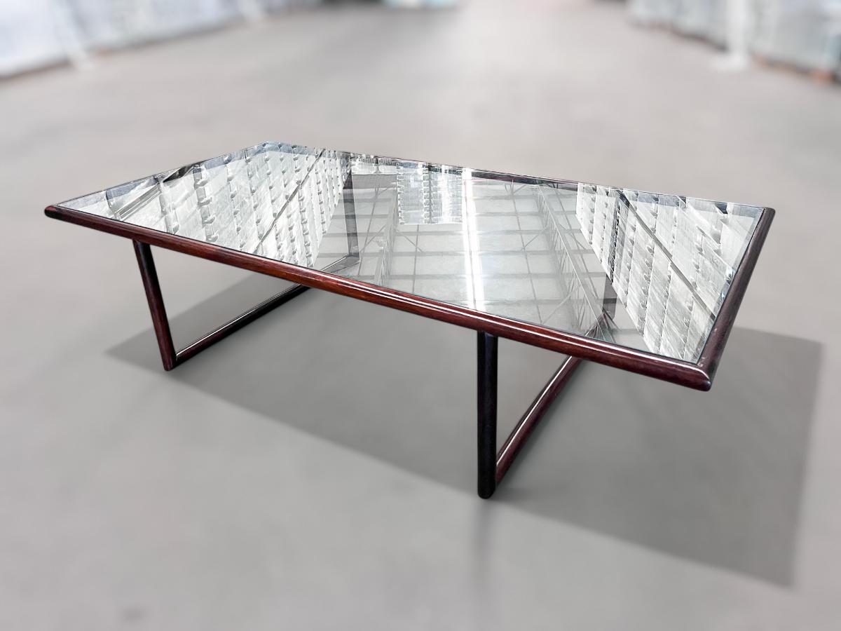 Travail du bois Table basse moderne du milieu du siècle en bois de feuillus et verre, Joaquim Tenreiro, vers les années 1960 en vente