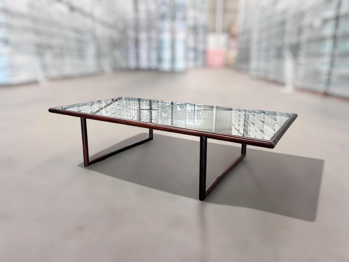 Table basse moderne du milieu du siècle en bois de feuillus et verre, Joaquim Tenreiro, vers les années 1960 Bon état - En vente à New York, NY