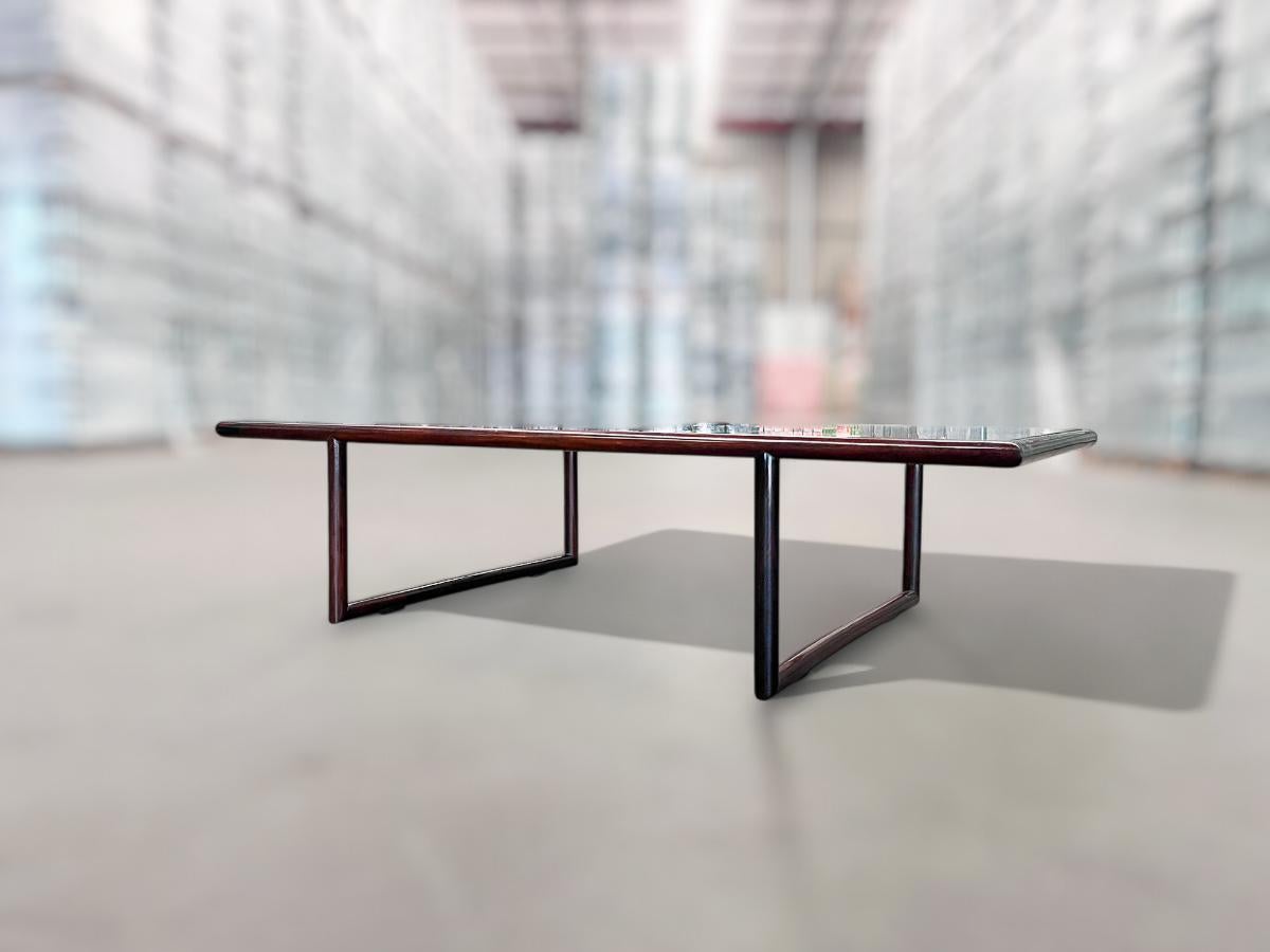20ième siècle Table basse moderne du milieu du siècle en bois de feuillus et verre, Joaquim Tenreiro, vers les années 1960 en vente