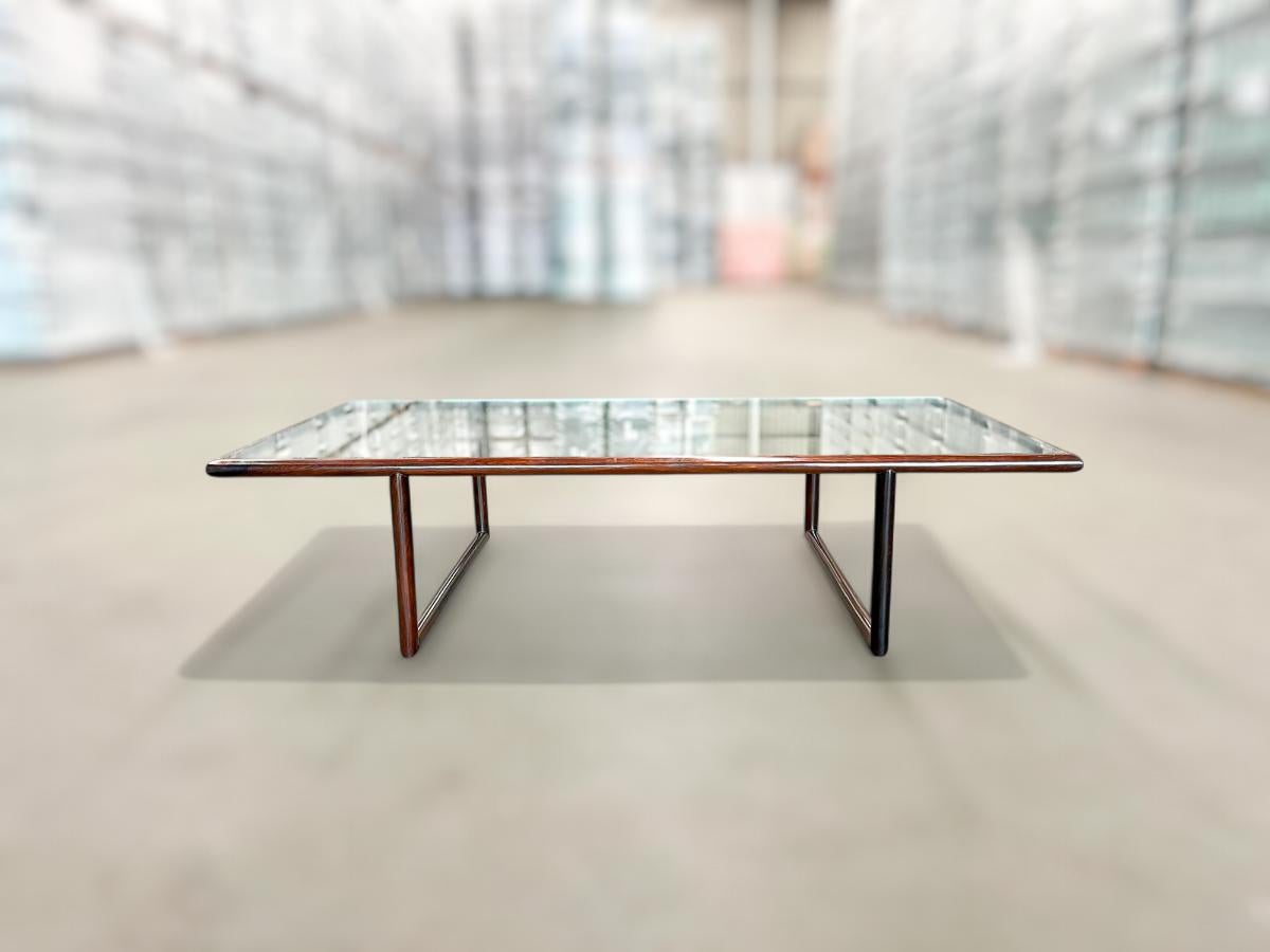 Verre Table basse moderne du milieu du siècle en bois de feuillus et verre, Joaquim Tenreiro, vers les années 1960 en vente