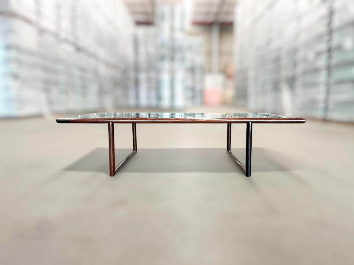 Table basse moderne du milieu du siècle en bois de feuillus et verre, Joaquim Tenreiro, vers les années 1960 en vente 1