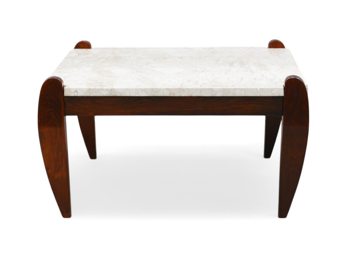 Das Besondere an diesem Couchtisch ist sein schlichtes Design, eine Ikone von Jean Gillon. Die Beine sind wie Pfähle geformt, ein charakteristisches Merkmal vieler Stücke von Gillon, insbesondere der Collection'S Rodeio. Inspiriert von den Cowboys