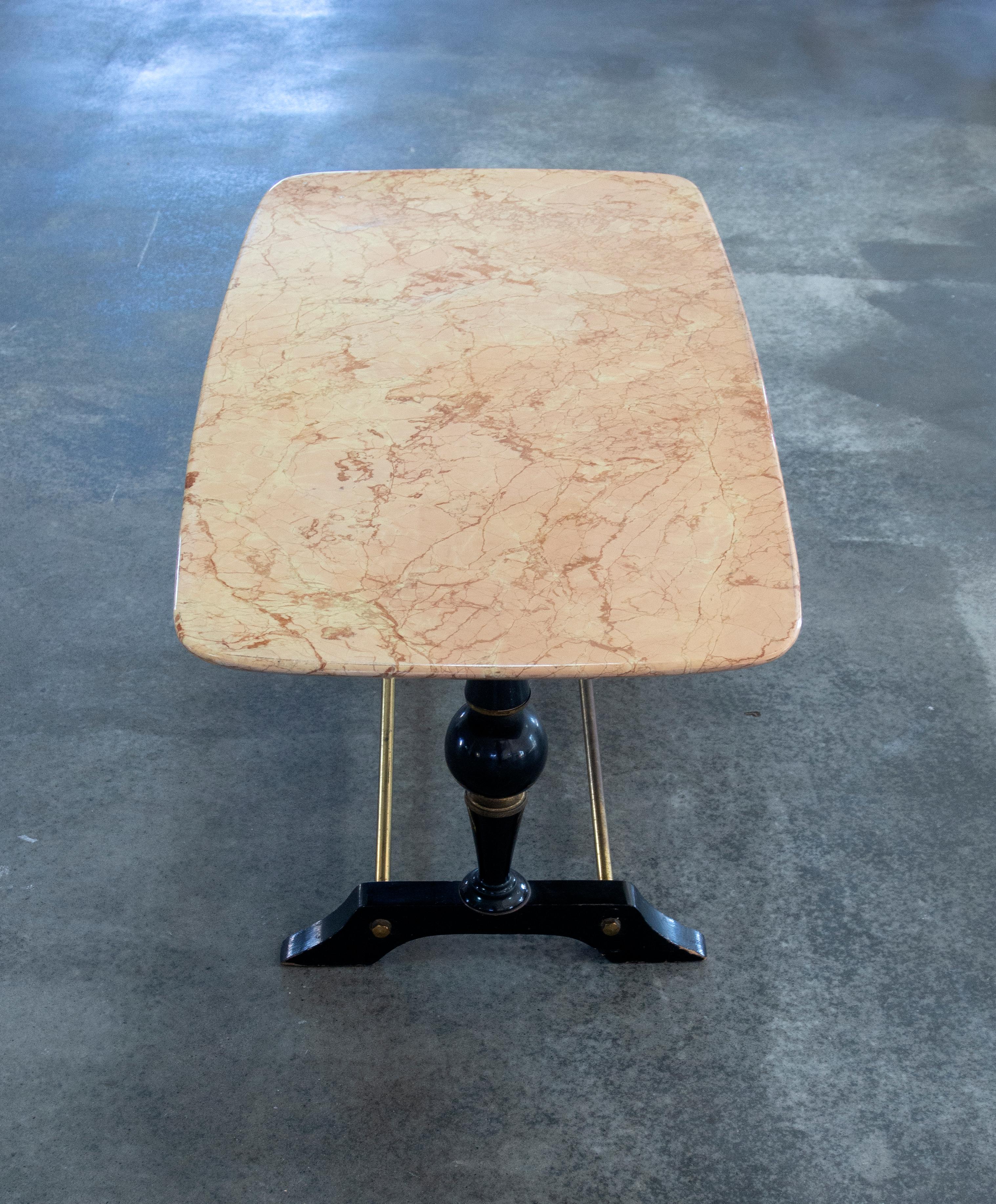 En este anuncio encontrarás una preciosa mesa de centro o auxiliar con tapa de mármol y pie de madera y latón. Se desconoce el autor. La mesa se adquirió en Venecia (Italia). El periodo estimado de fabricación es finales de la década de 1950.