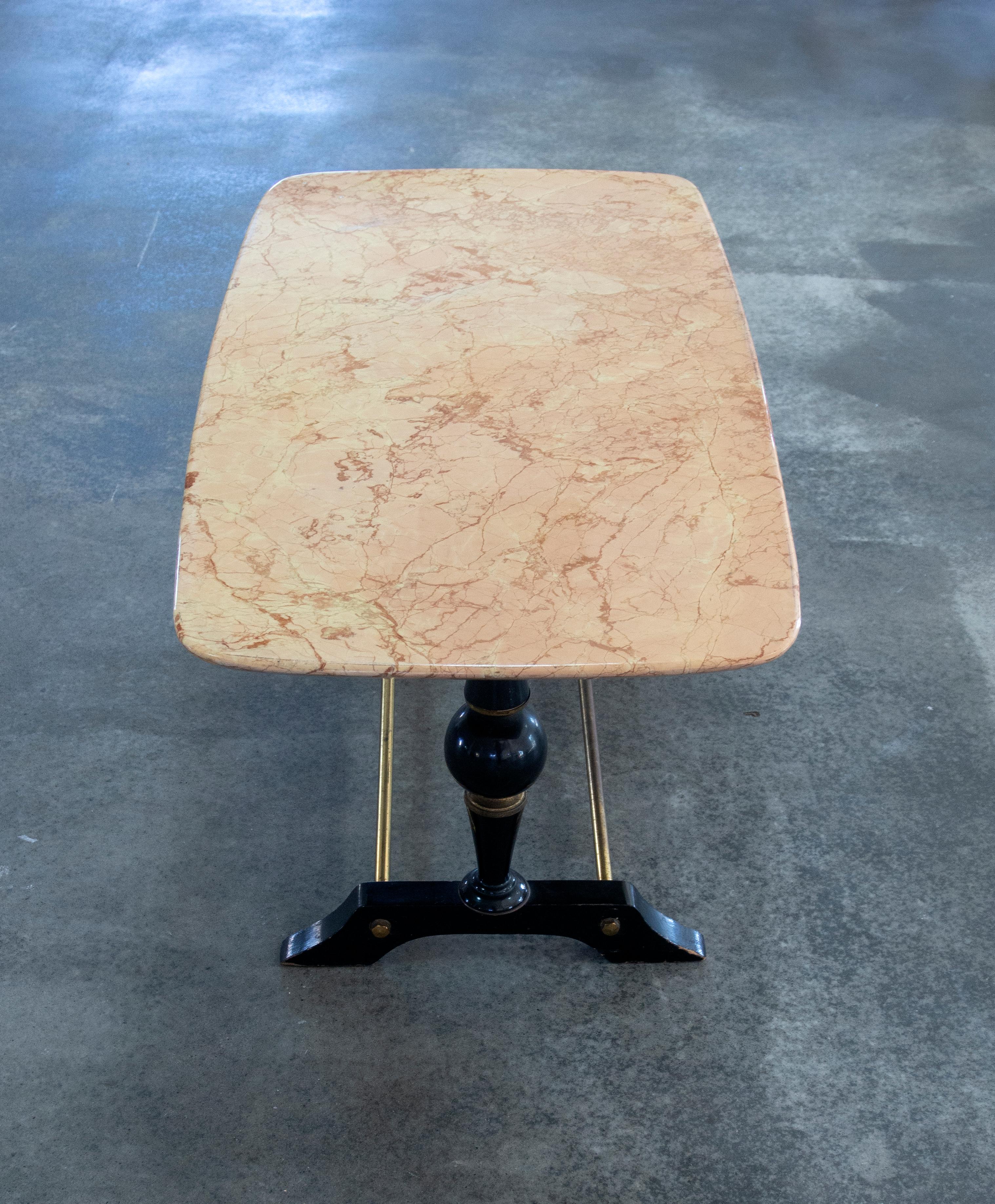 Dans cette annonce, vous trouverez une belle table basse ou d'appoint en marbre sur un support en bois et laiton. L'auteur n'est pas connu. La table a été achetée à Venise, en Italie. La période de fabrication est estimée à la fin des années 1950.