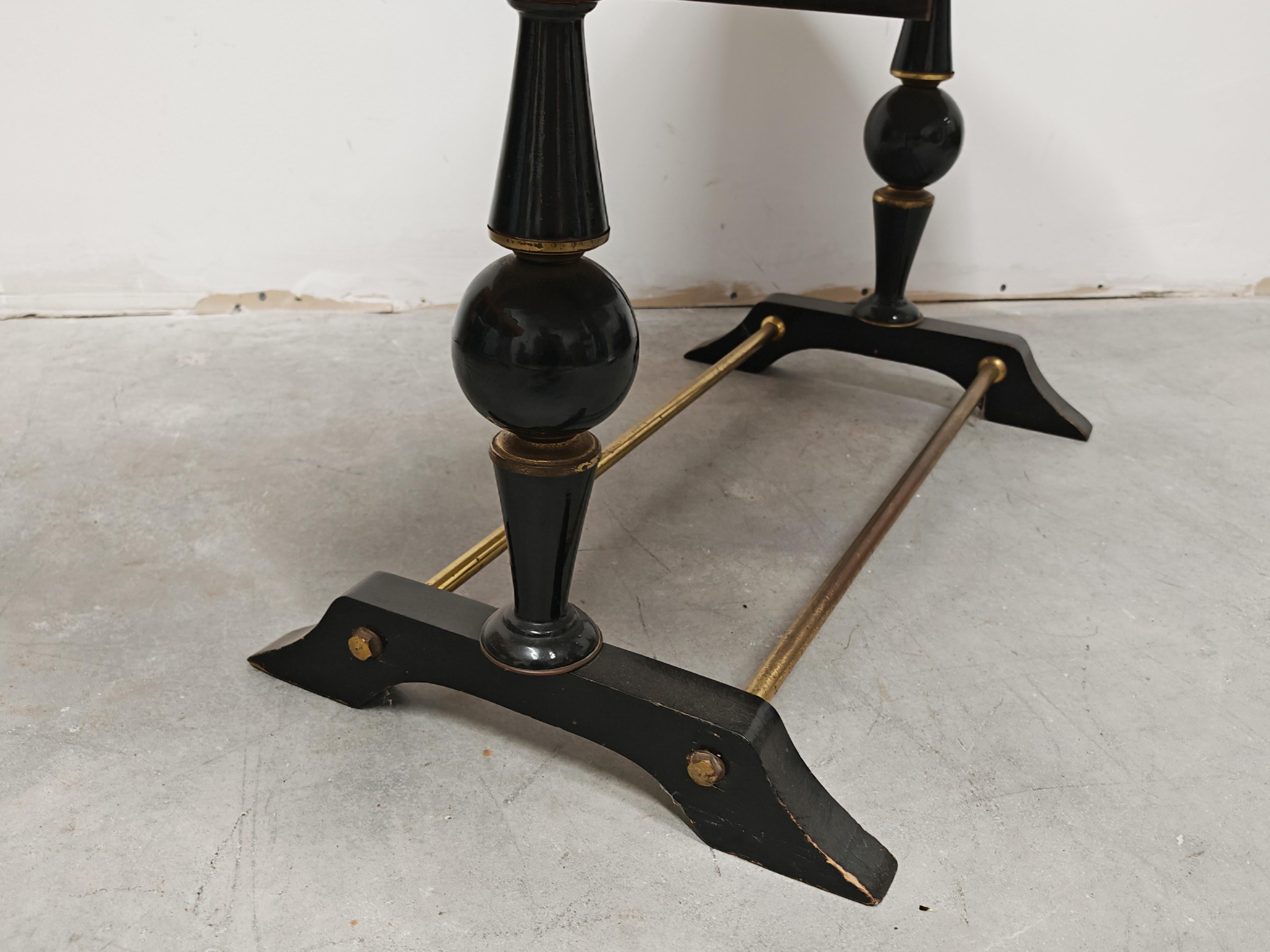 Mesa de centro moderna de mediados de siglo en mármol, latón y madera, Italia, años 50 Moderno de mediados de siglo en venta