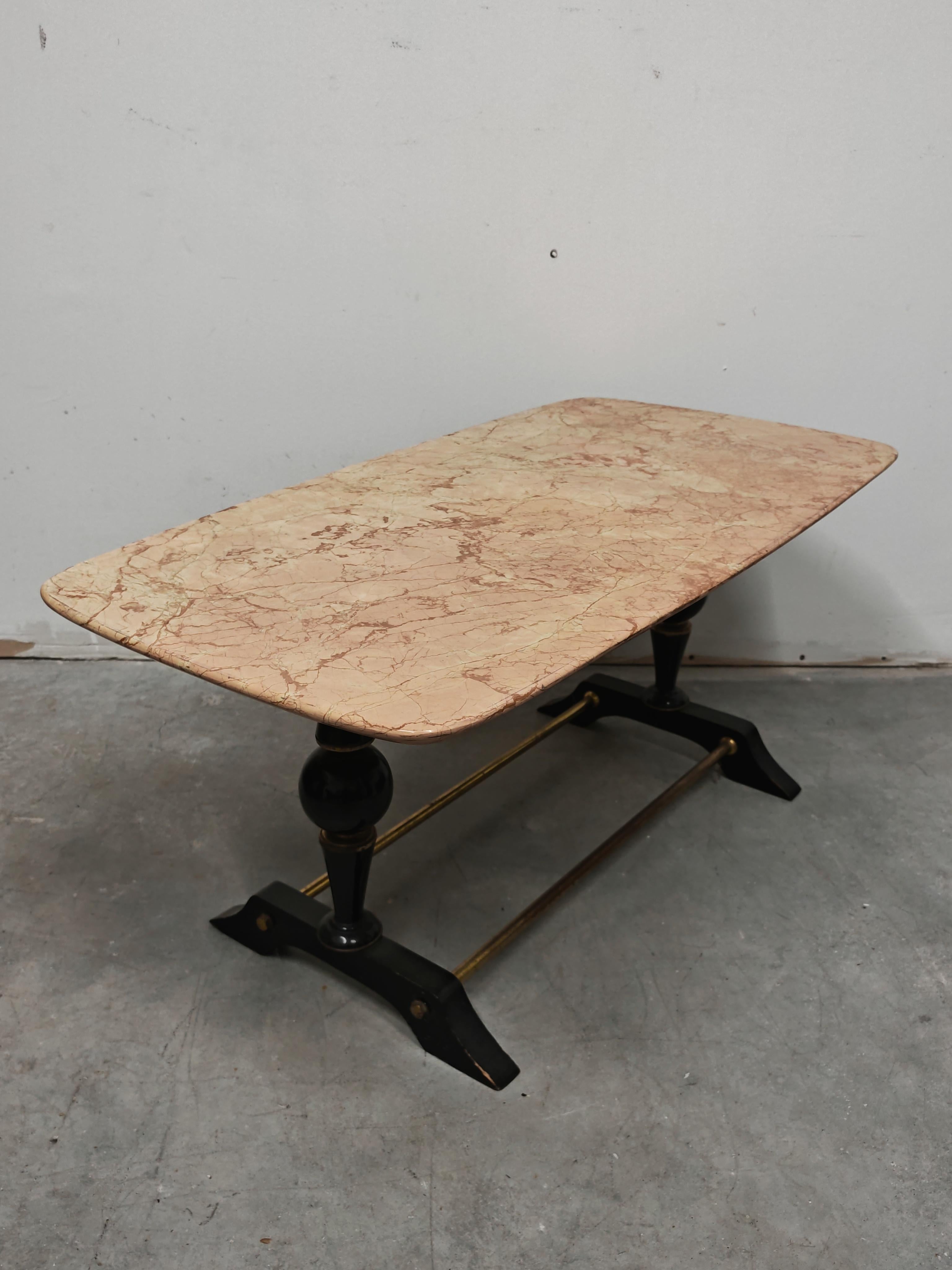 Mesa de centro moderna de mediados de siglo en mármol, latón y madera, Italia, años 50 en Bueno estado para la venta en Beograd, RS