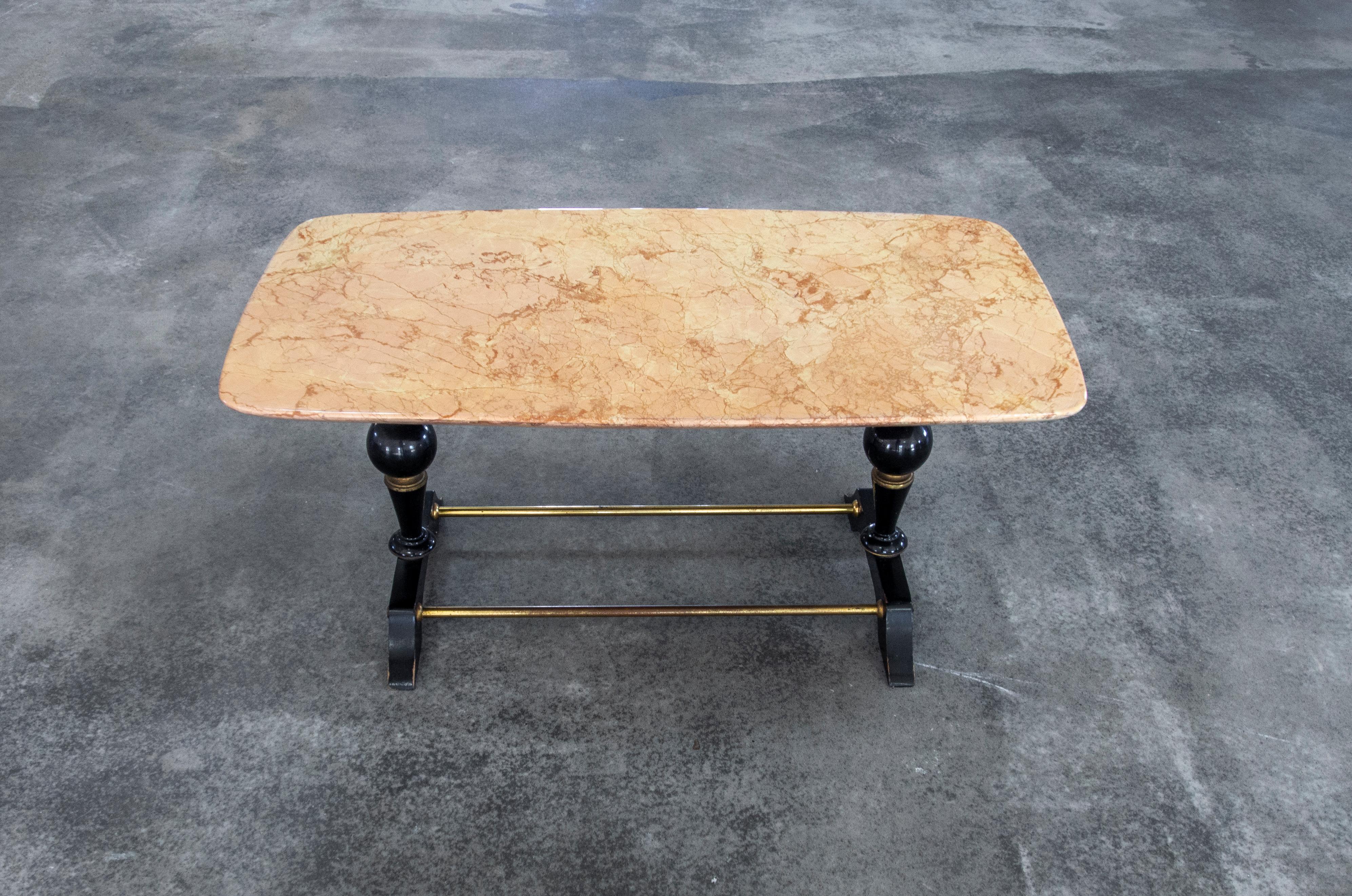 Mesa de centro moderna de mediados de siglo en mármol, latón y madera, Italia, años 50 mediados del siglo XX en venta