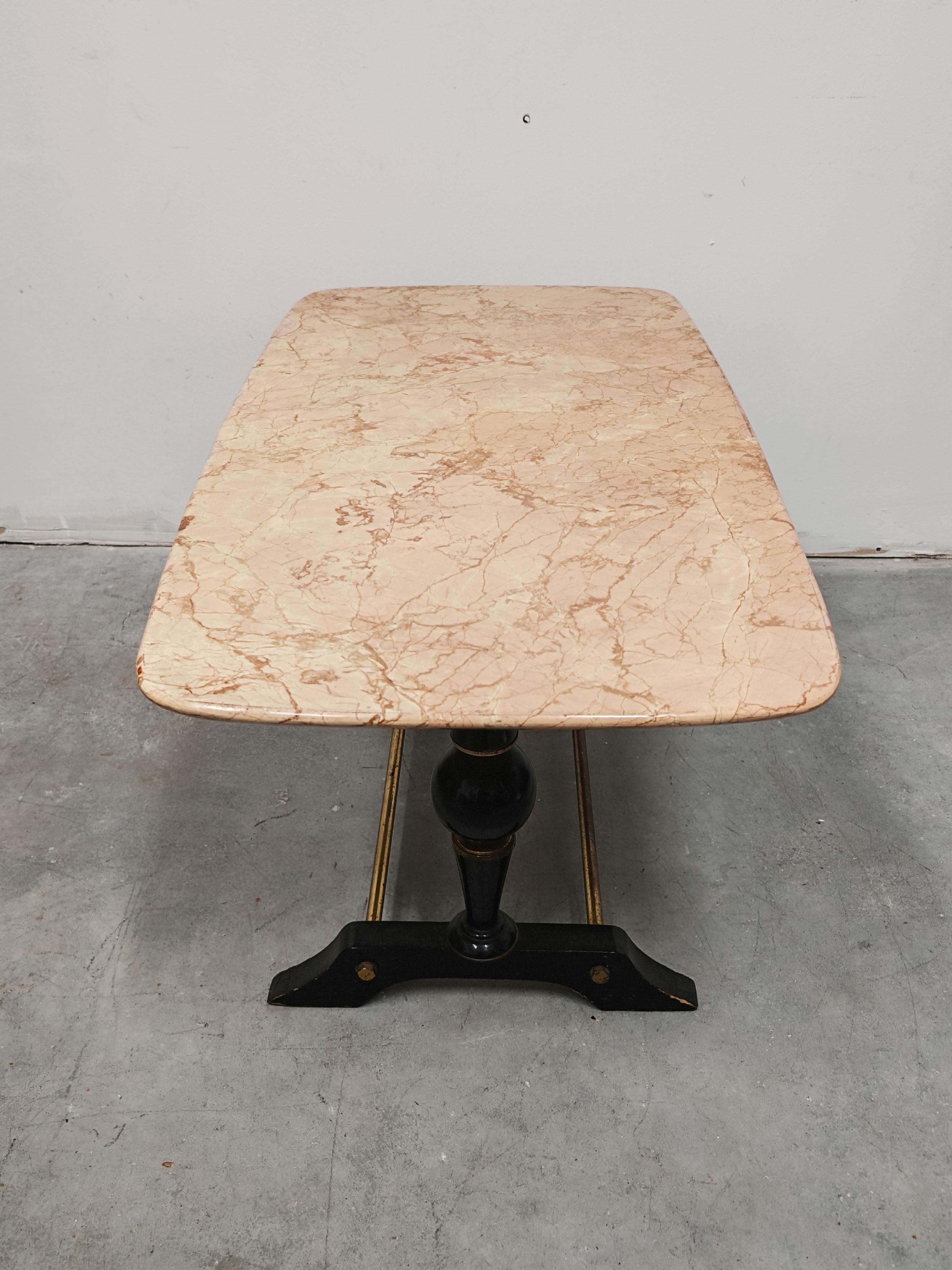 Mesa de centro moderna de mediados de siglo en mármol, latón y madera, Italia, años 50 Latón en venta