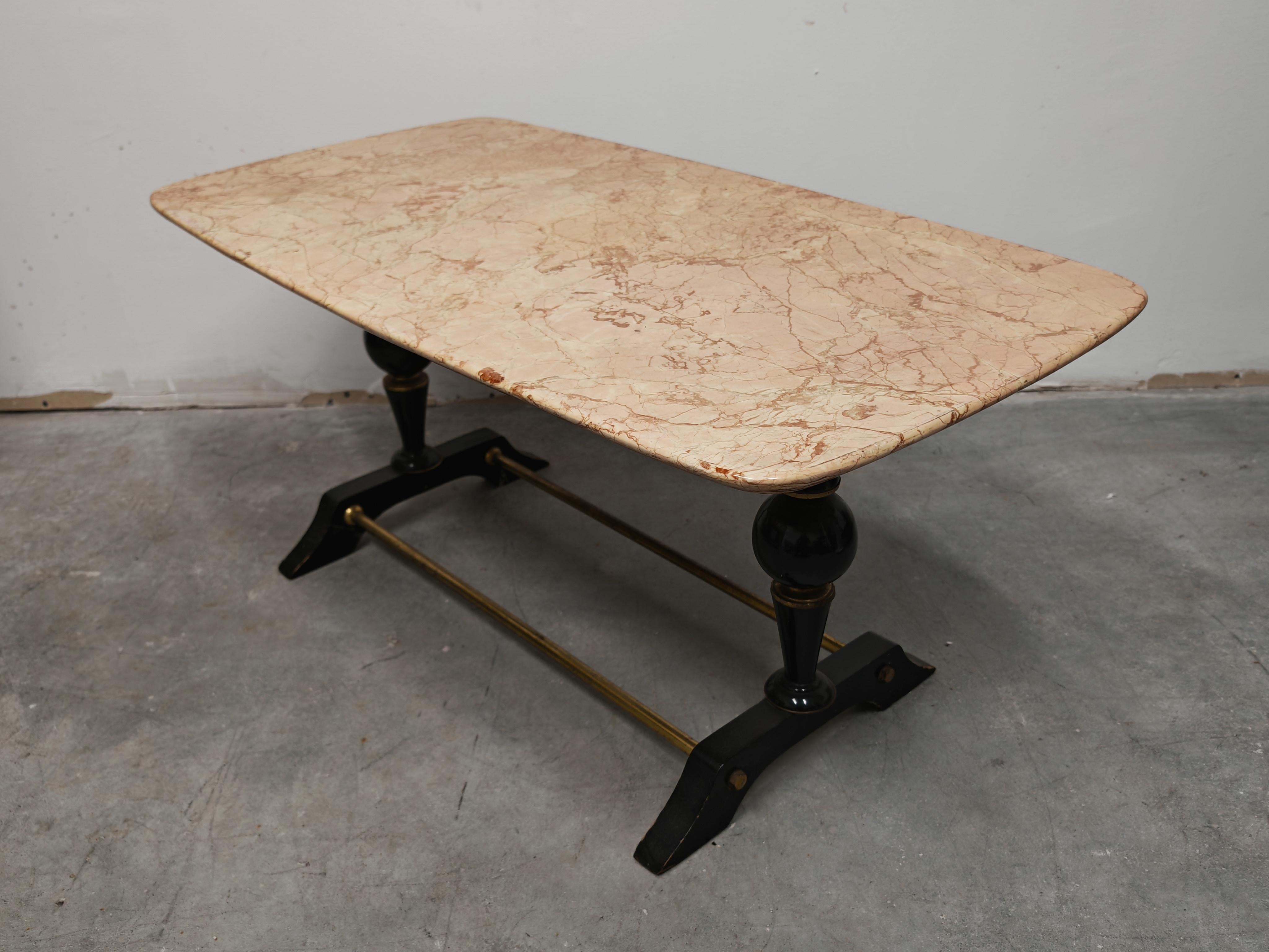 Mesa de centro moderna de mediados de siglo en mármol, latón y madera, Italia, años 50 en venta 1