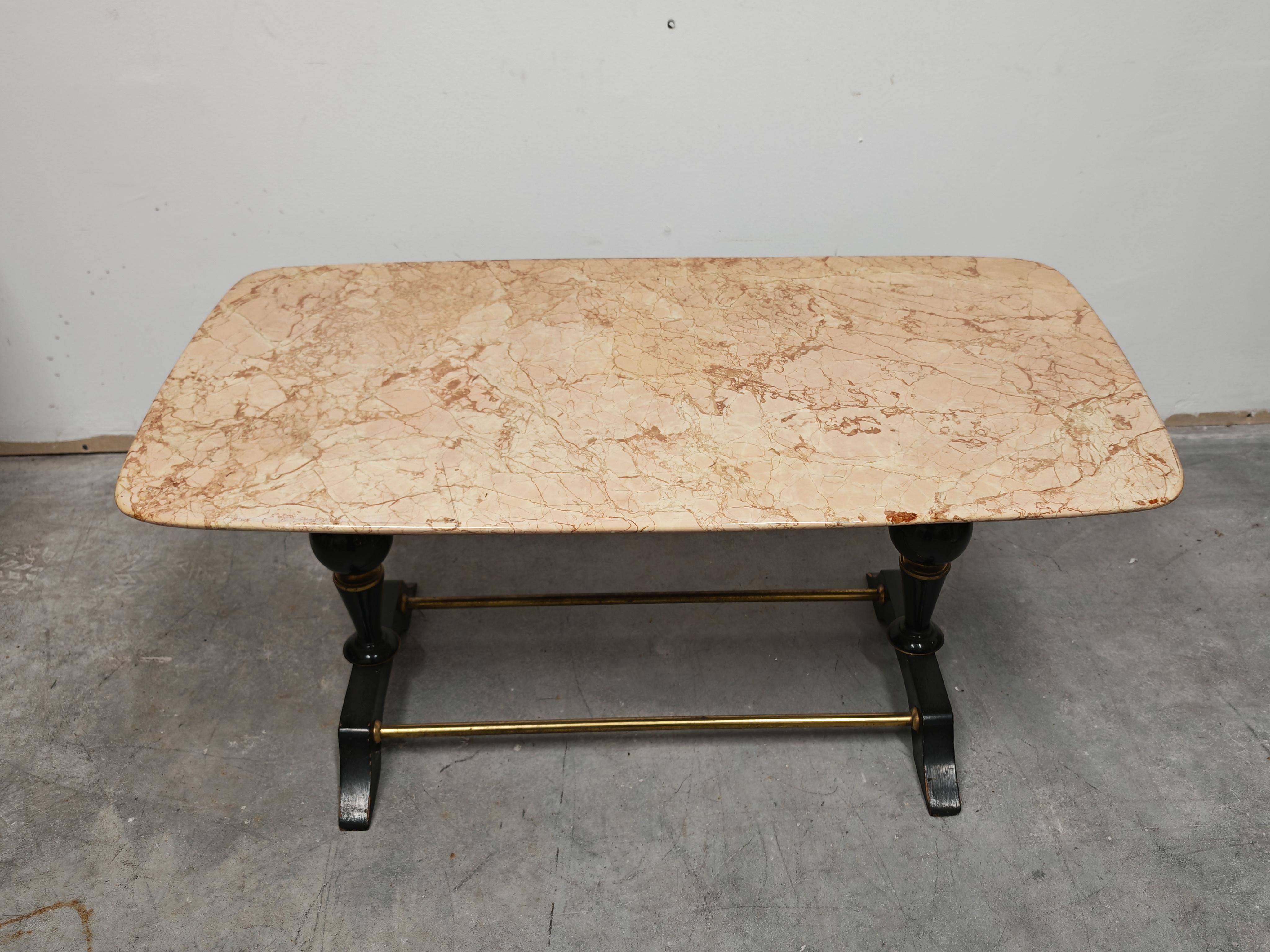 Mesa de centro moderna de mediados de siglo en mármol, latón y madera, Italia, años 50 en venta 2