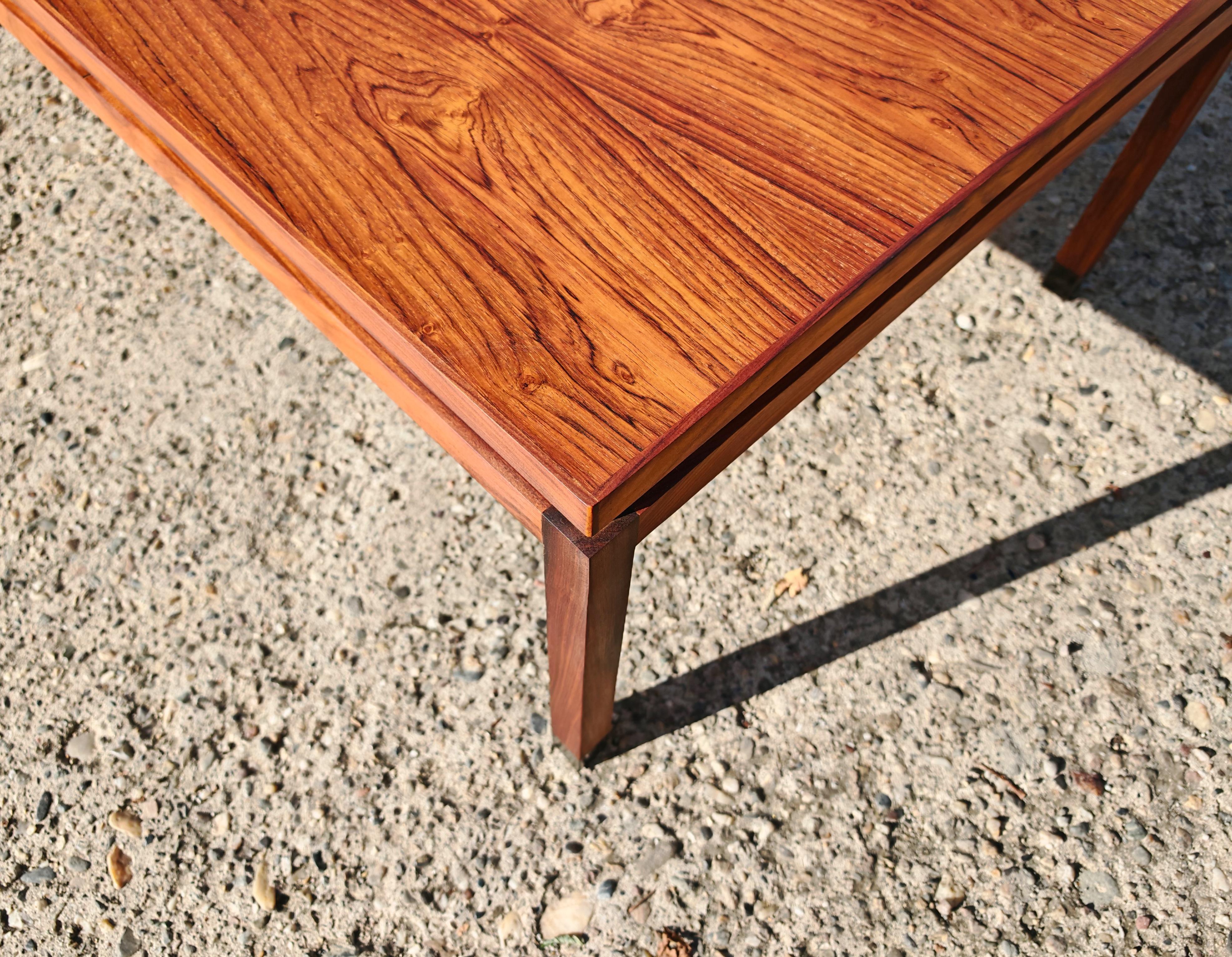 Mid Century Modern Couchtisch aus massivem Teakholz, Dänemark 1960er Jahre im Angebot 4