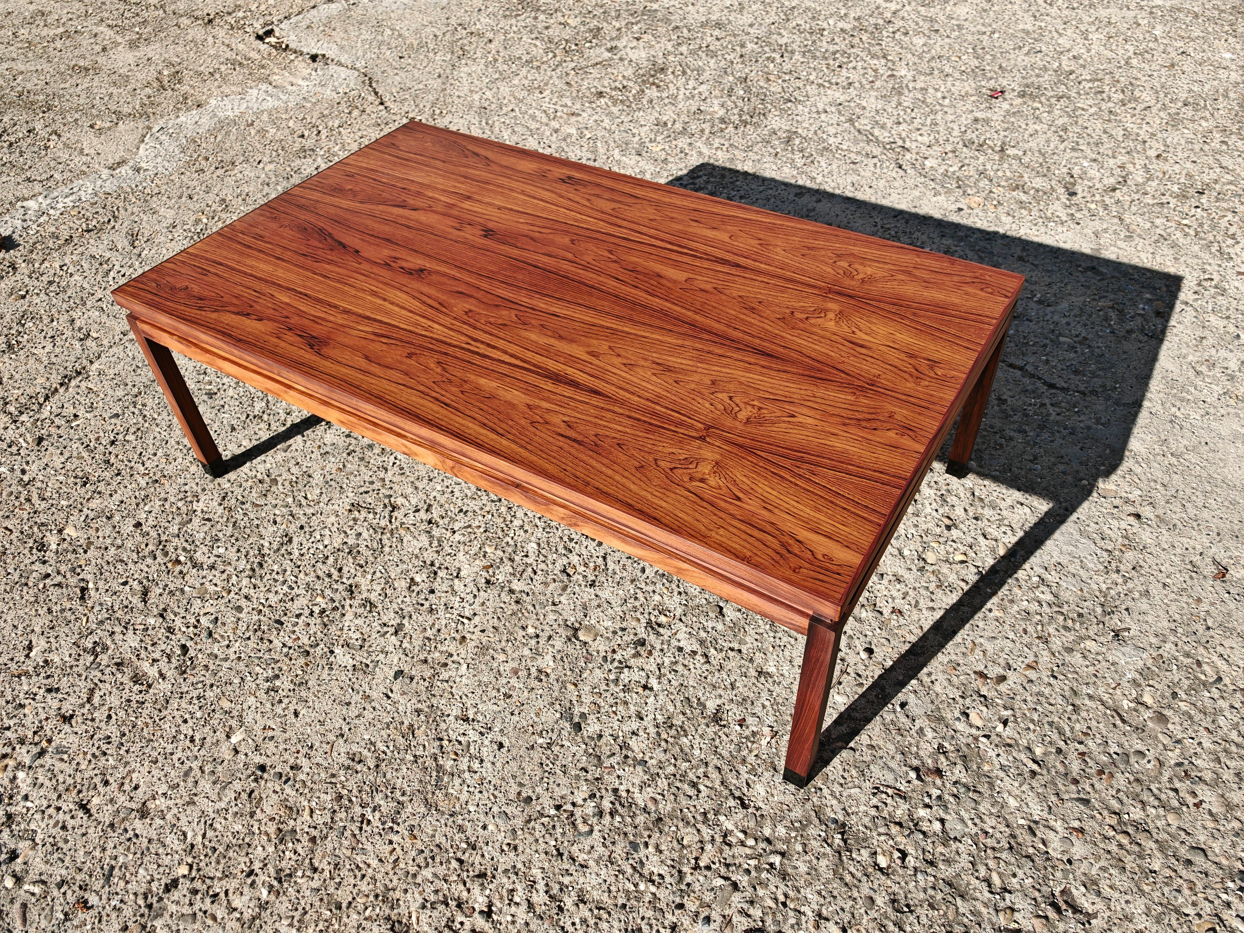 In diesem Angebot finden Sie einen seltenen Mid Century Modern Coffee Table aus Teakholz, dessen Design Finn Juhl zugeschrieben wird. Er zeichnet sich durch ein schlichtes und warmes Design aus, das sich leicht in eine Vielzahl von Innenräumen