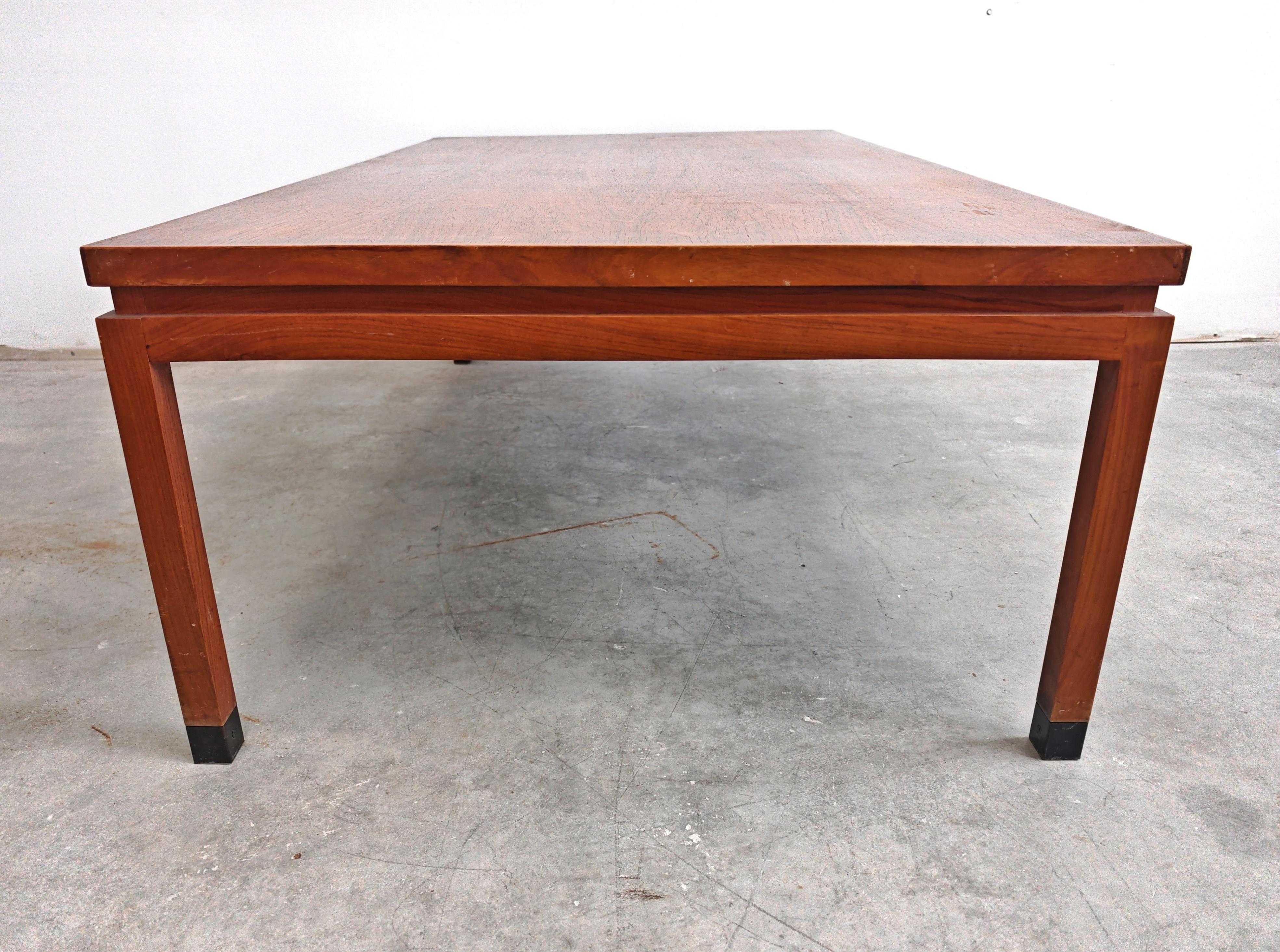 Mid Century Modern Coffee Table in solid teak, Denmark 1960s In Good Condition For Sale In Beograd, RS