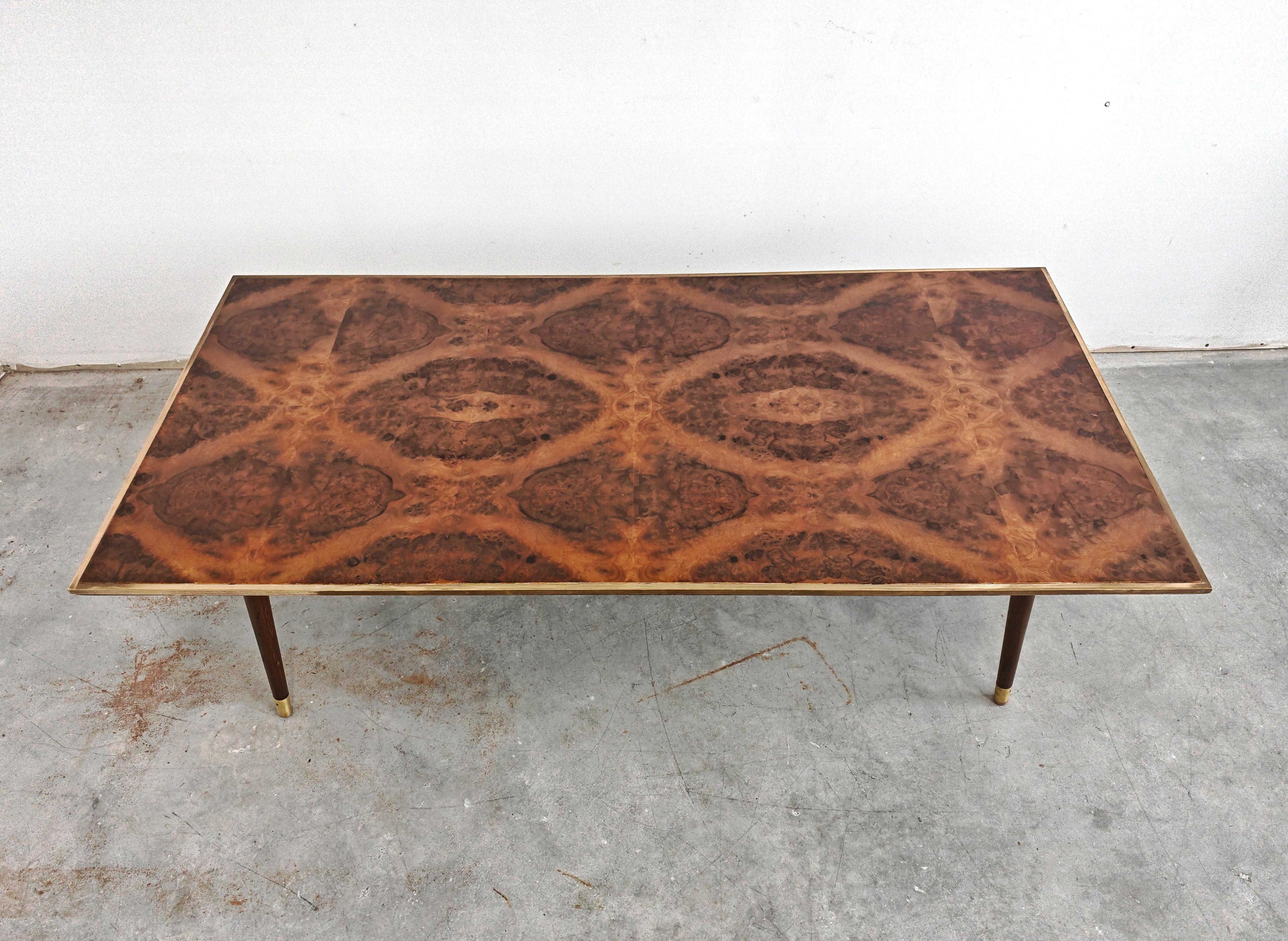 Dans cette liste, vous trouverez une extraordinaire table basse moderne du milieu du siècle conçue dans le style de Willy Rizzo. Le plateau de la table est réalisé en placage de racine de noyer riche et très spectaculaire, placé de manière à créer