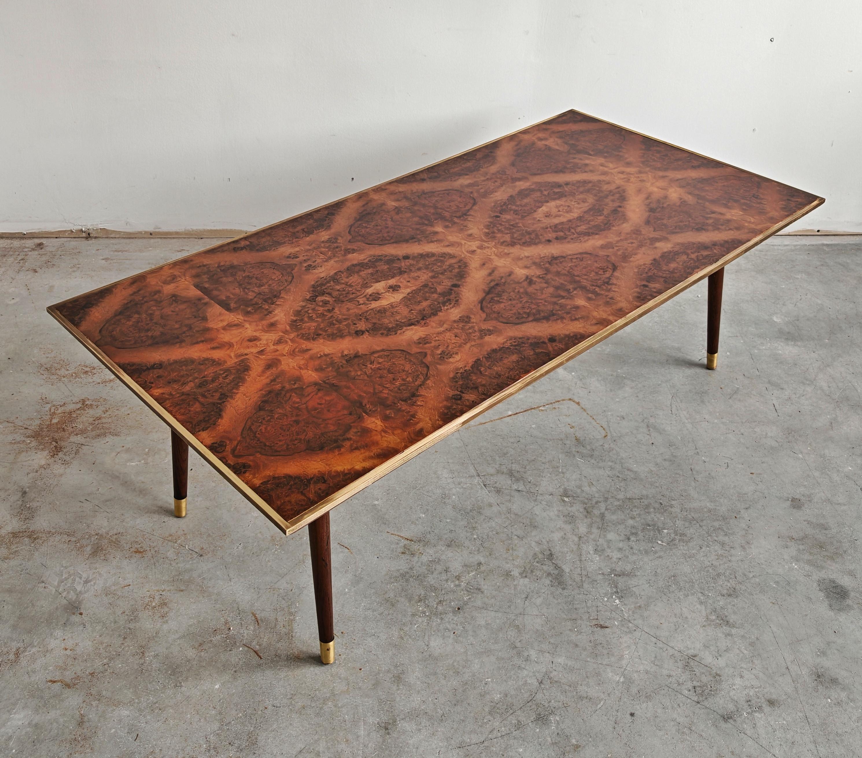 italien Table basse moderne du milieu du siècle dans le style de Willy Rizzo, plateau en placage de racines de noyer. en vente