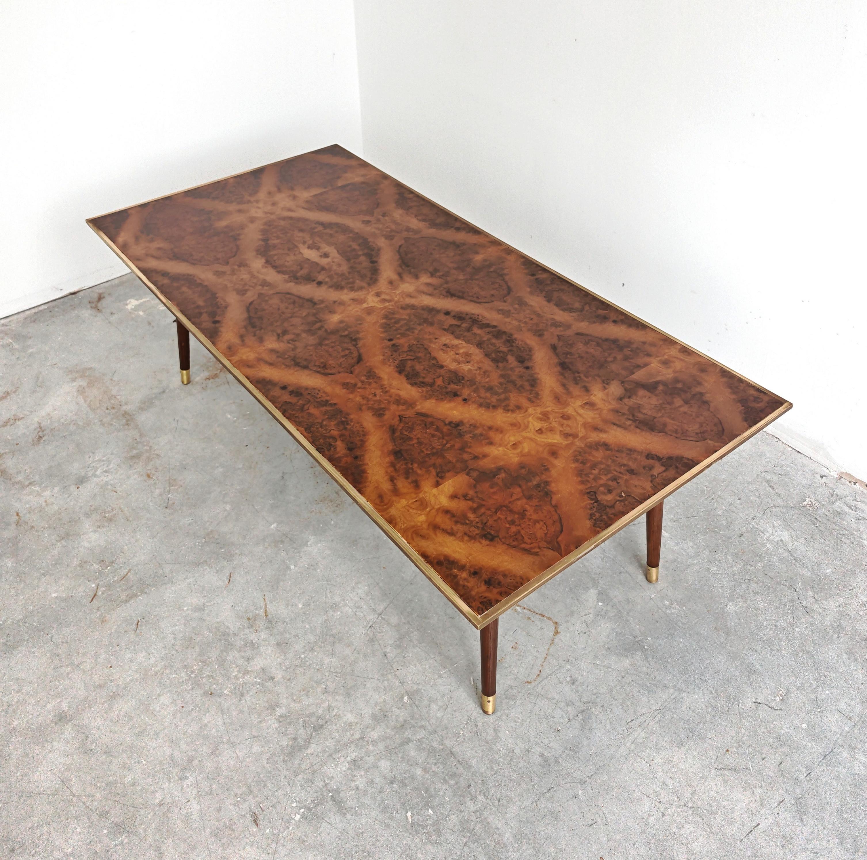 Laiton Table basse moderne du milieu du siècle dans le style de Willy Rizzo, plateau en placage de racines de noyer. en vente