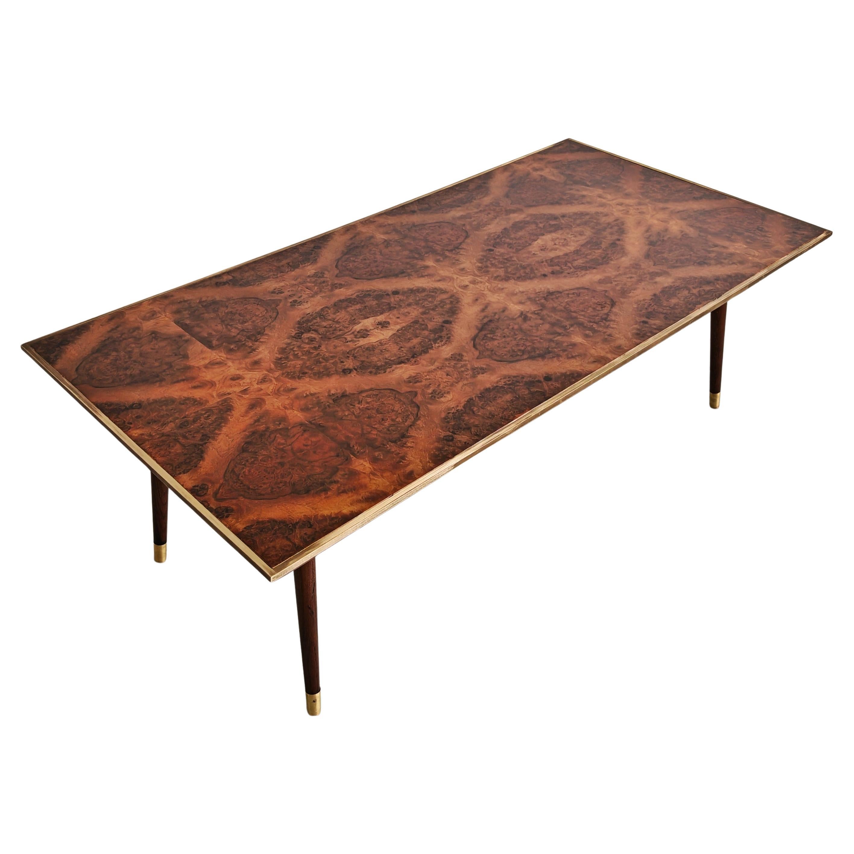 Table basse moderne du milieu du siècle dans le style de Willy Rizzo, plateau en placage de racines de noyer.