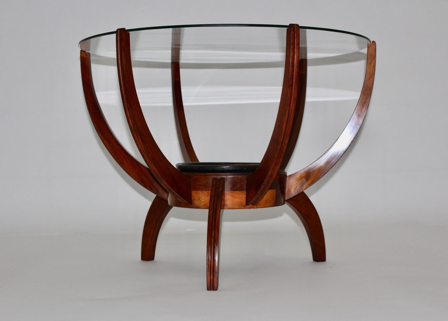 Mid-Century Modern Vintage Nussbaum Couchtisch Stil Carlo di Carli 1950er Jahre  im Zustand „Gut“ im Angebot in Vienna, AT