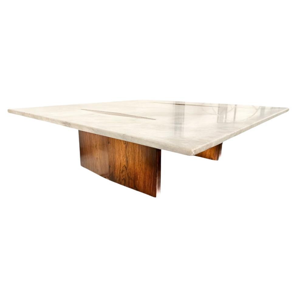 Disponible ahora, esta Mesa de centro moderna de mediados de siglo realizada en madera y mármol por Jorge Zalszupin en Brasil en 1959 ¡es una obra maestra!

La mesa de centro 