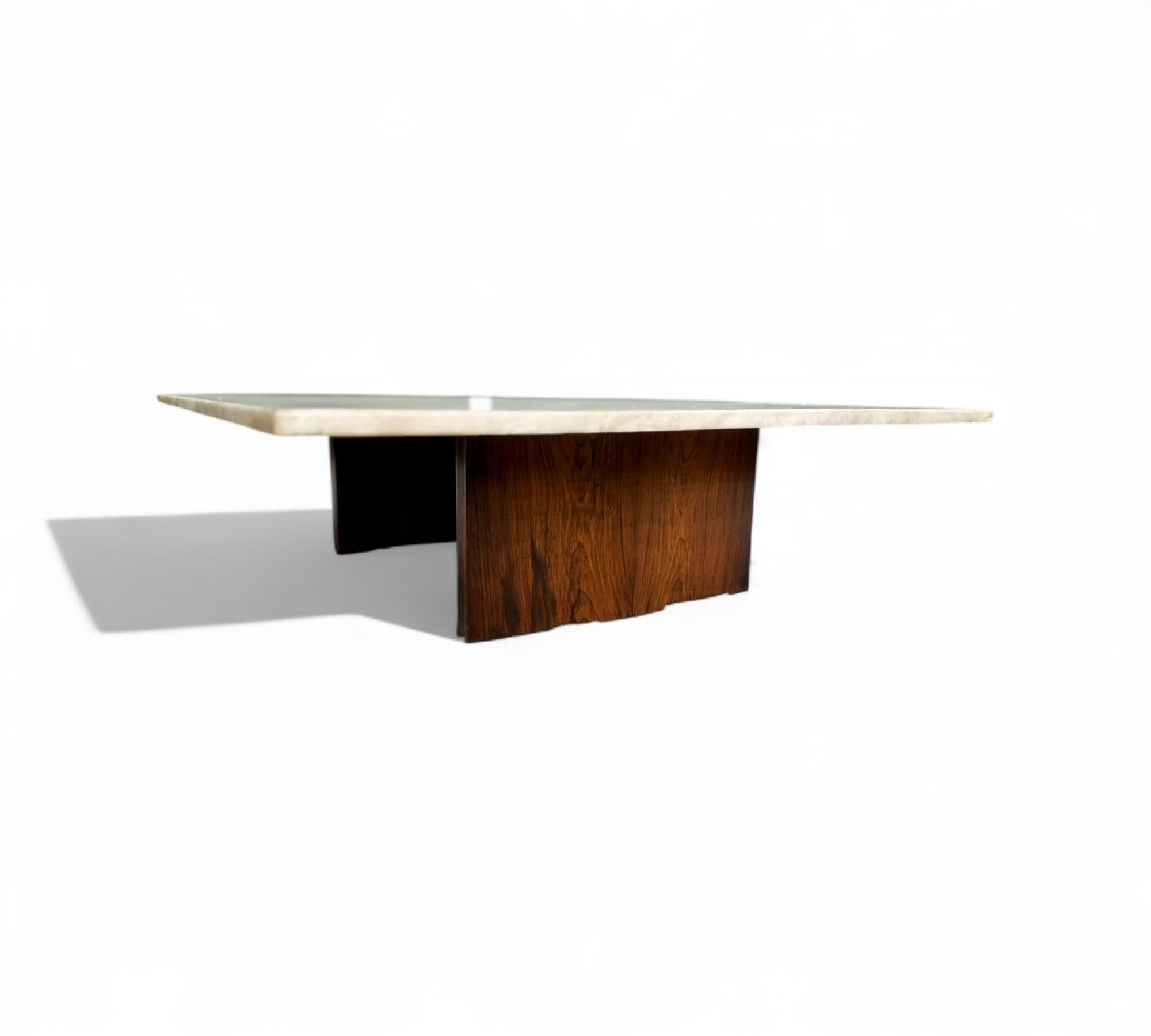 Disponible ahora, esta Mesa de centro moderna de mediados de siglo realizada en madera y mármol por Jorge Zalszupin en Brasil en 1959 ¡es una obra maestra!

La mesa de centro 